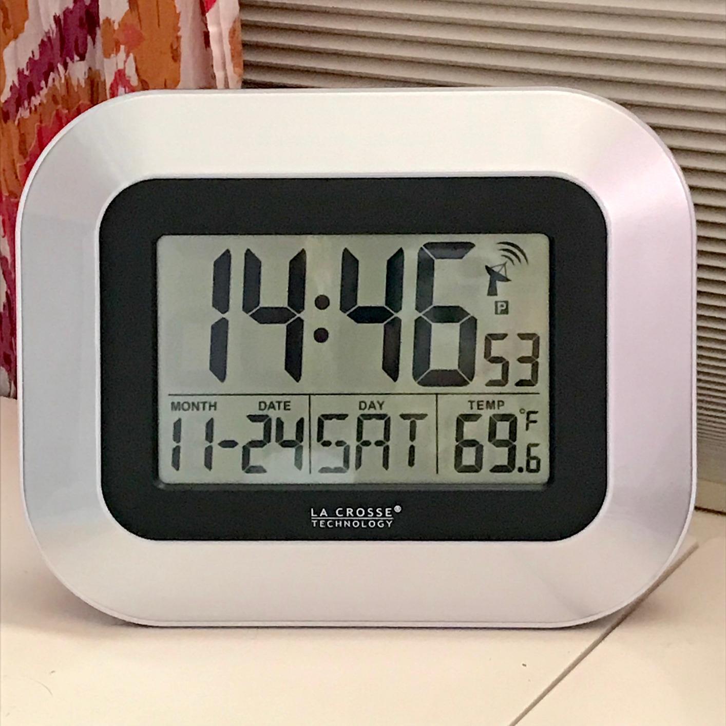 La Crosse Technology Atomic Wall/Table Clock, 7.2-inch H x 8.95-inch W x 1.2-inch D (WT-8005U-B) customer photo 1