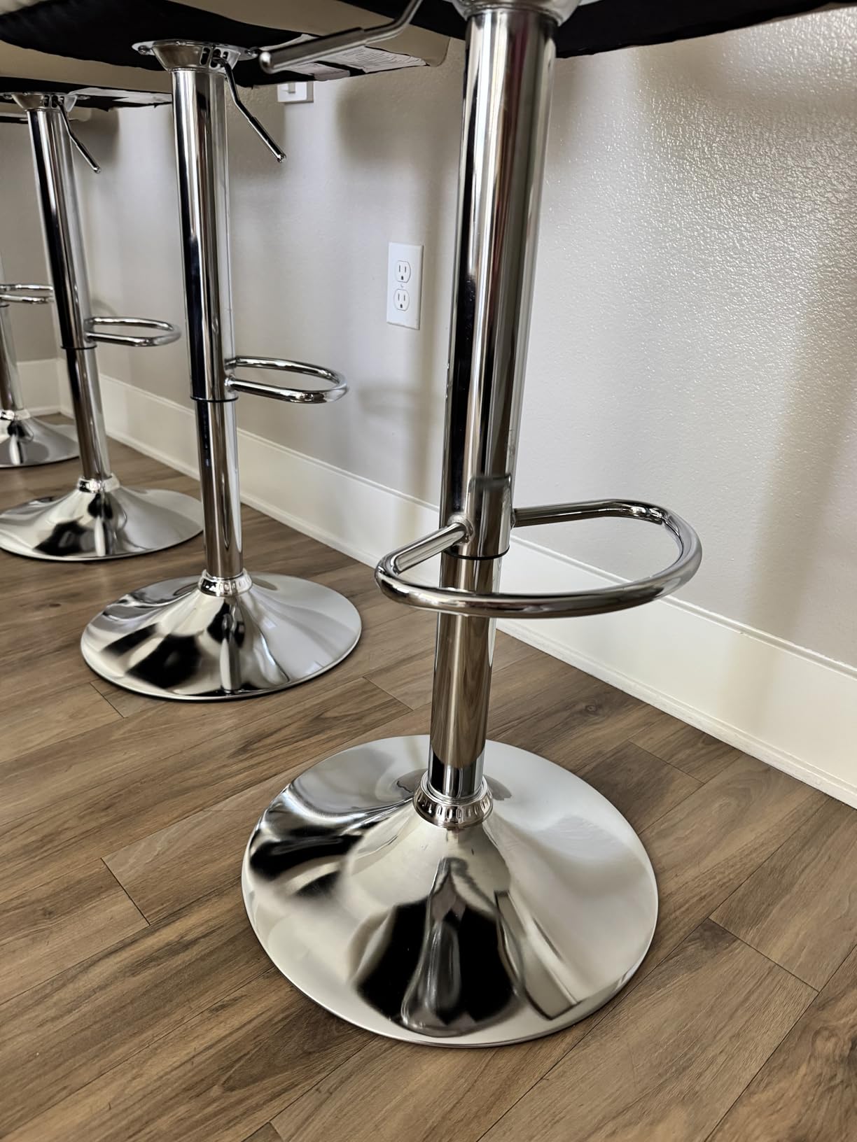 Homall Bar Stools Set of 2, Modern PU Leather Adjustable Swivel Barstools with Back & Metal Base, Upholstered Hydraulic Island Chairs, Armless Counter Height Bar Stools for Kitchen (Black) customer photo 1