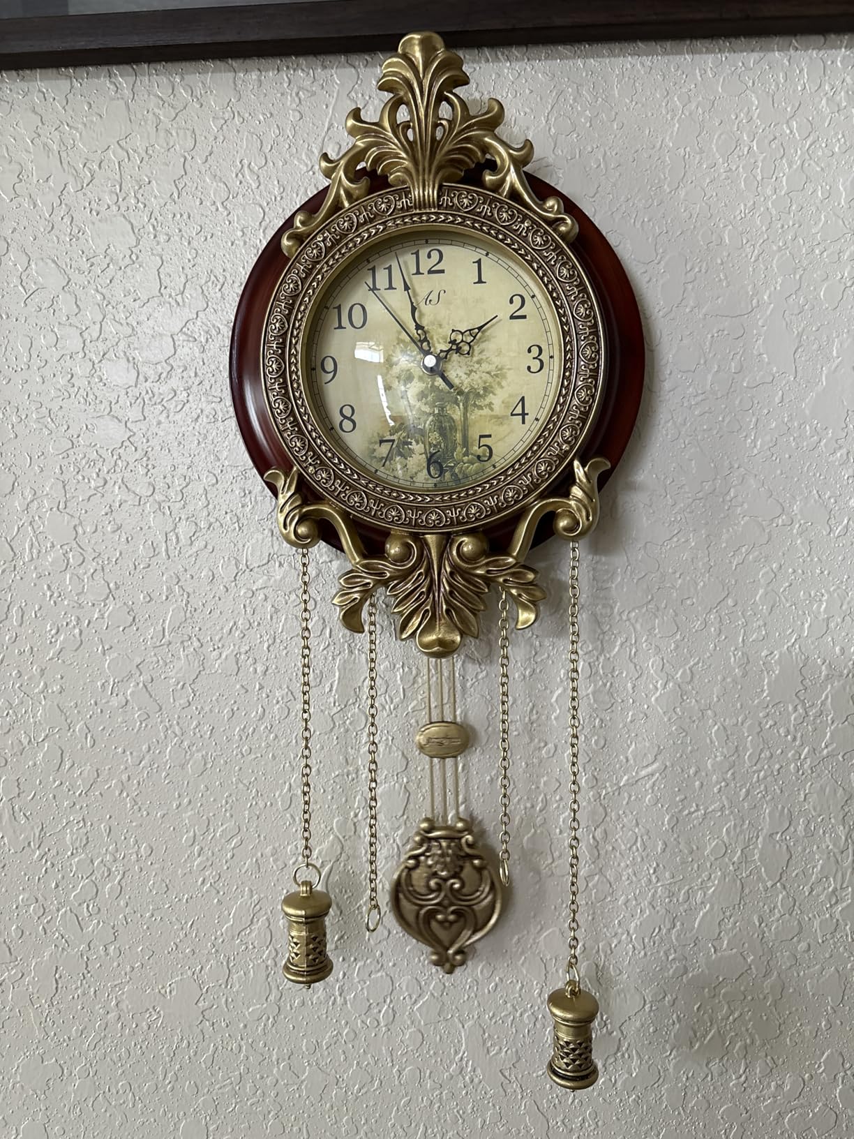 Aero Snail Dia 9-inch Retro Style Vintage Wood Indoor Wall Clock with Swinging Pendulum (Requires 2 AA Batteries for Clock Hands and Pendulum) customer photo 1
