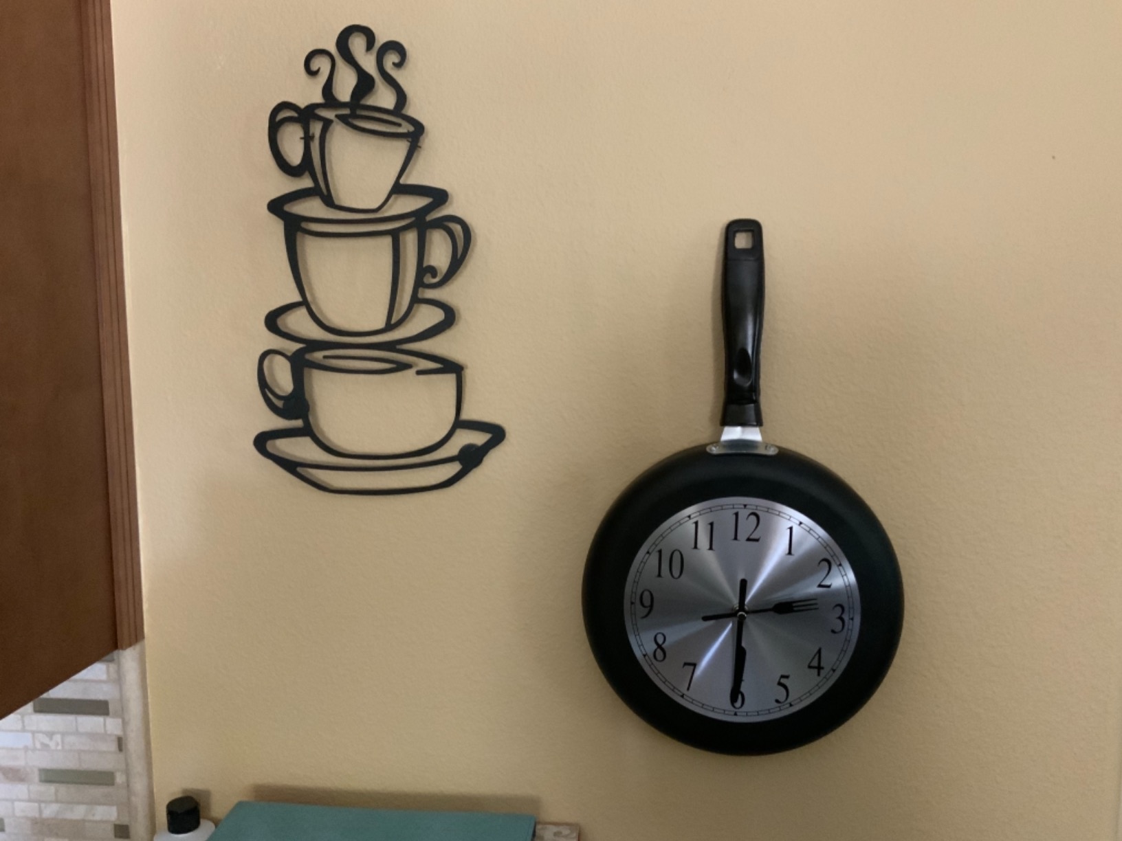 Wall Clock, 10 inch Metal Frying Pan Kitchen Wall Clock Home Decor - Kitchen Themed Unique Wall Clock with a Screwdriver (Red) customer photo 1