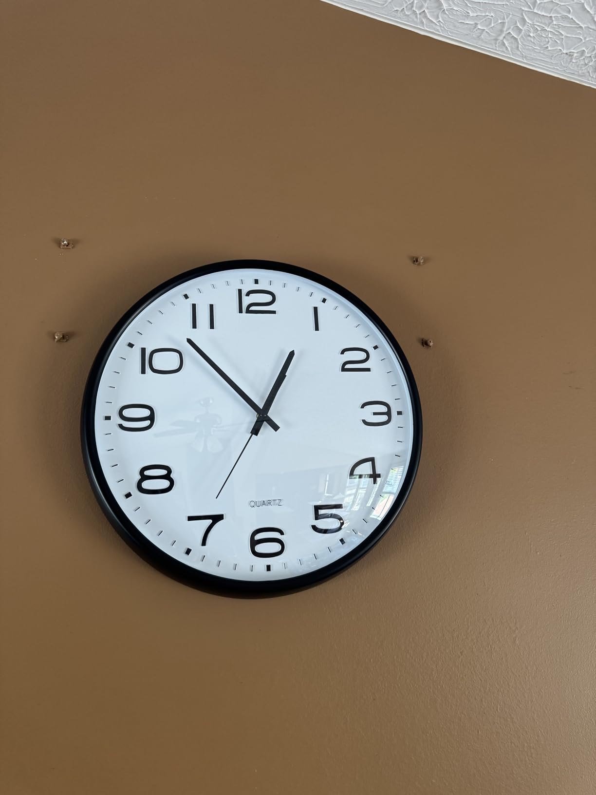 Plumeet 13'' Wall Clock, Large Battery Operated Wall Clocks Silent Non-Ticking Quartz, Modern Style Suitable for Bedroom Living Room Office Decor - 3D Numbers Display Easy to Read, Black customer photo 2