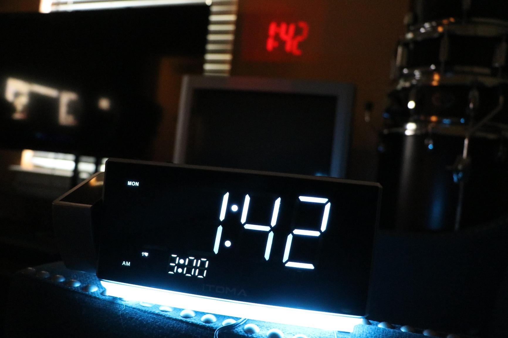 iTOMA Projection Alarm Clock with FM Radio, Bluetooth, Temperature & Humidity Display, Dual Alarm, Snooze, USB Charging, Night Light and Dimmer Control 509 customer photo 1
