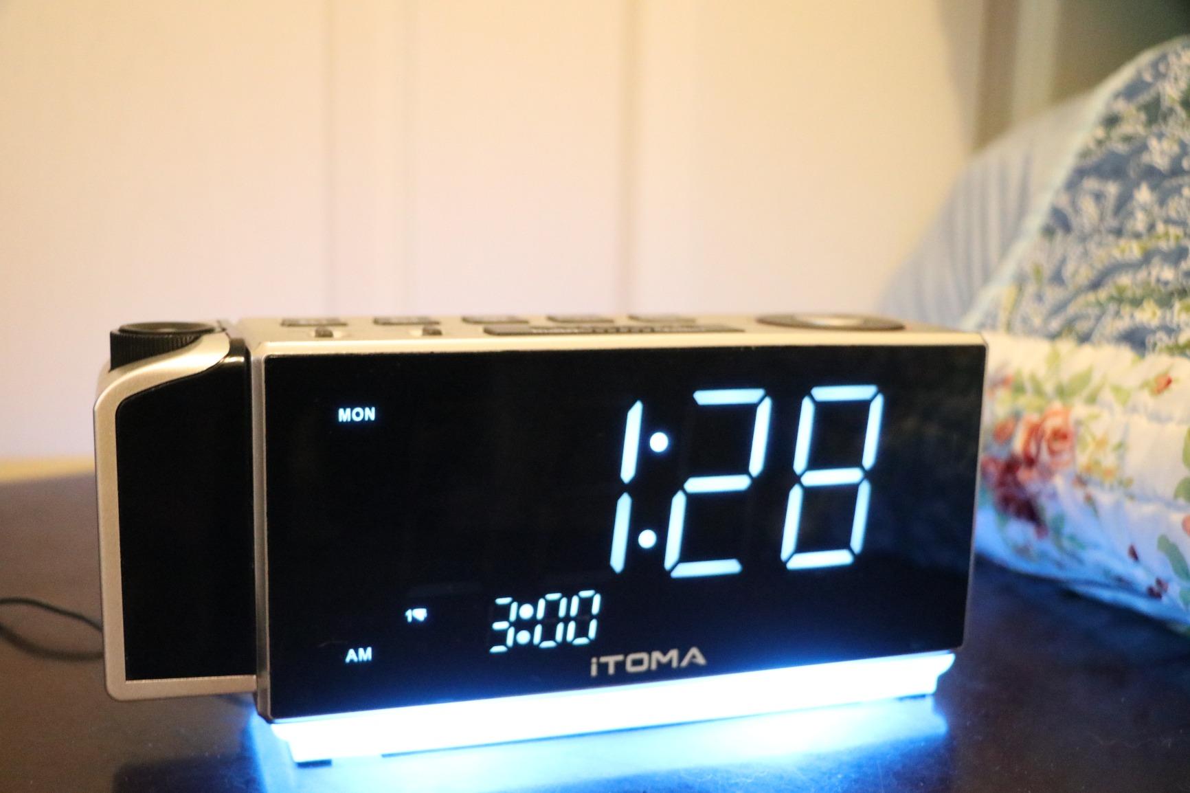 iTOMA Projection Alarm Clock with FM Radio, Bluetooth, Temperature & Humidity Display, Dual Alarm, Snooze, USB Charging, Night Light and Dimmer Control 509 customer photo 2