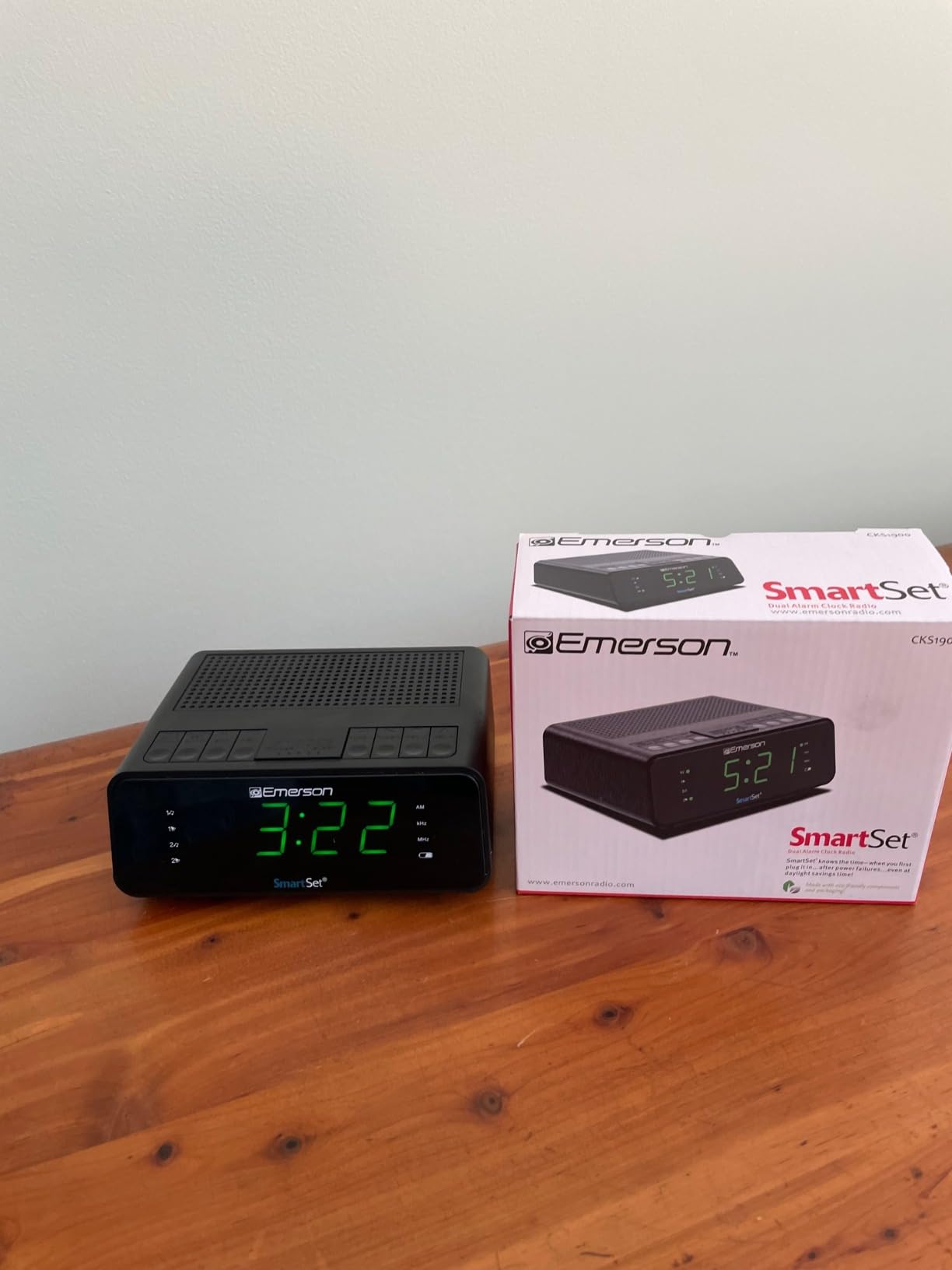 Emerson CKS1900 SmartSet Dual Alarm Clock Radio with AM/FM Digital Tuning, Auto Time Setting, 20 Presets, Jade Green LED Display, Snooze, Sleep Timer & Battery Backup customer photo 2