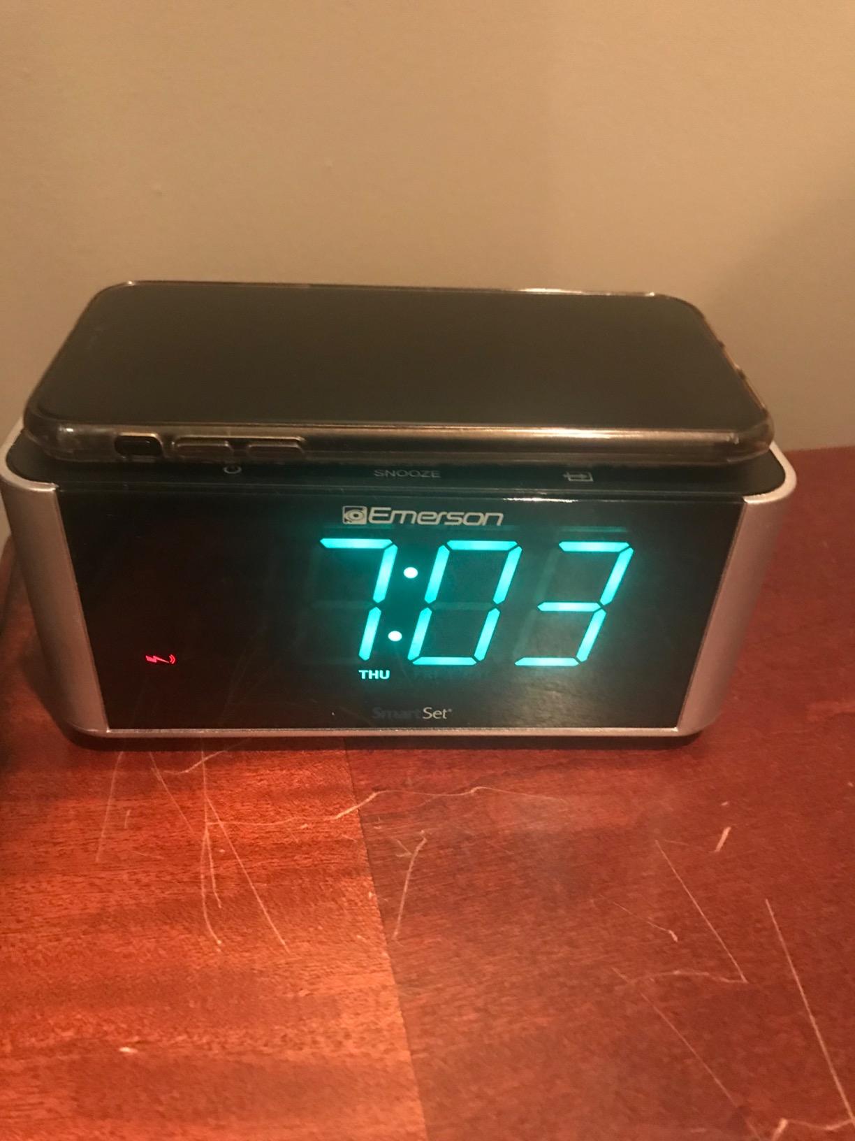 Emerson ER100202 Smartset Dual Alarm Clock Radio with USB Port and QI Wireless Phone Charger with Bluetooth, All Qi Compatible Phones customer photo 1