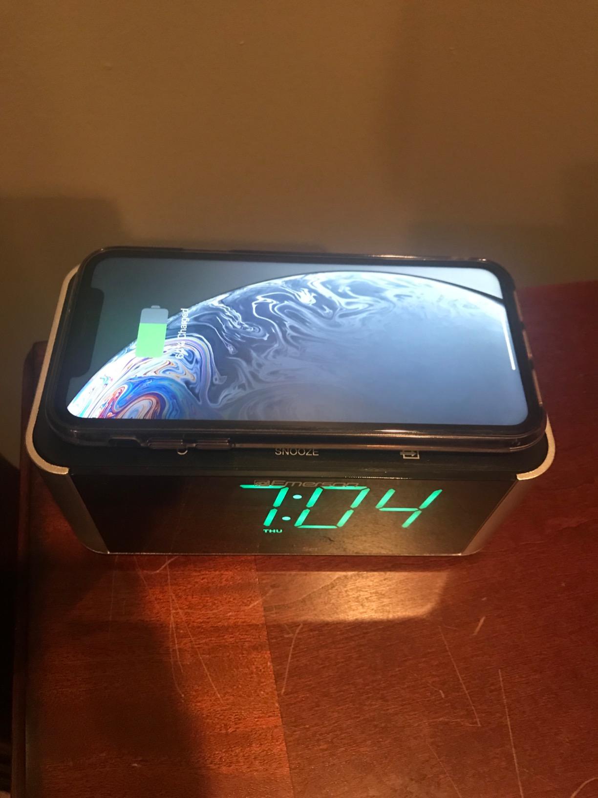Emerson ER100202 Smartset Dual Alarm Clock Radio with USB Port and QI Wireless Phone Charger with Bluetooth, All Qi Compatible Phones customer photo 2