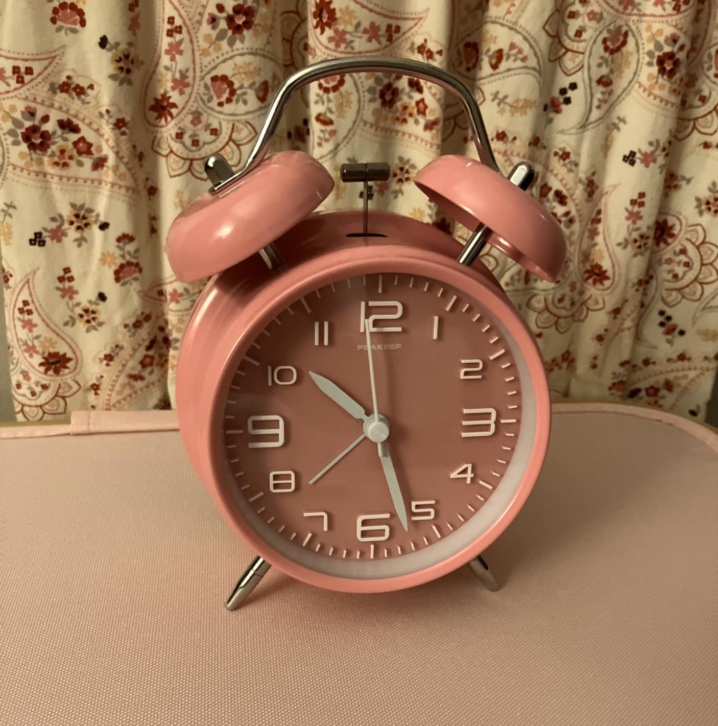 Peakeep Retro 4.5 inches Battery Operated Twin Bell Loud Alarm Clock (Black with Arabic) - Old Fashioned Back to 80's for Bedroom Desk Living Room Kids' Room Decoration customer photo 1