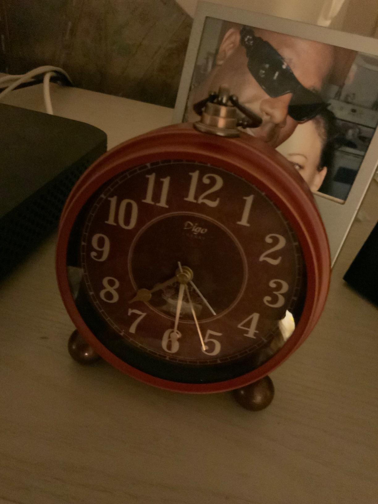 Number-one Classic Retro Alarm Clock, Red Vintage Non-Ticking Table Desk Small Alarm Clock, Battery Operated Silent Quartz Movement HD Glass for Bedroom Living Room Indoor Decoration customer photo 1