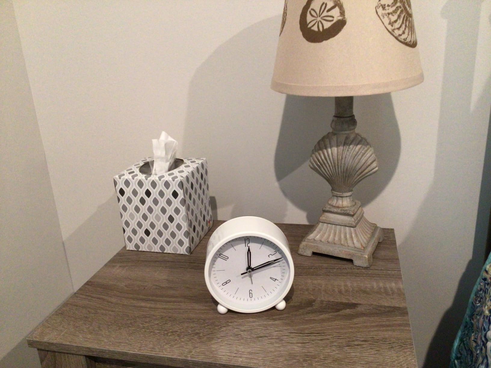 Outwit Analog Alarm Clock, 4 inch Super Silent Non Ticking Small Clock with Night Light, Battery Operated, Simply Design, for Bedroom, Bedside, Desk customer photo 1