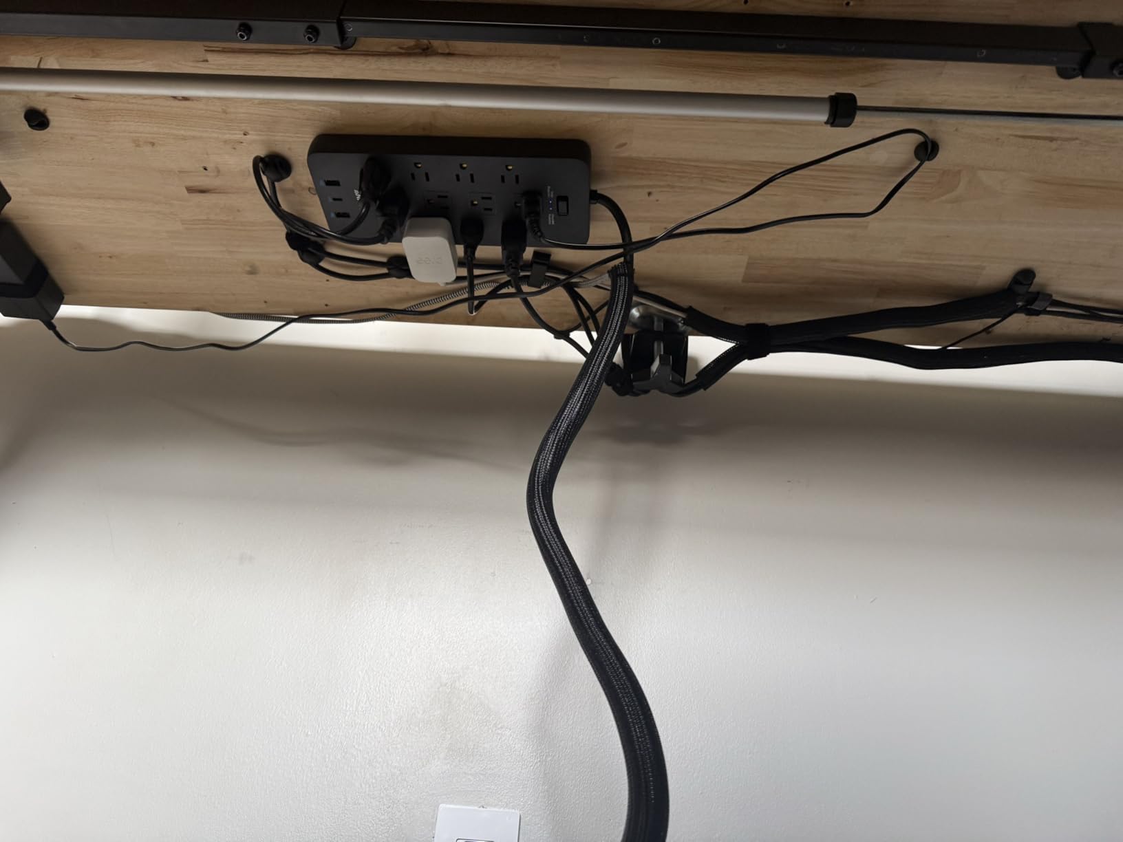 Anker Power Strip with 2100J Surge Protector, Outlet Extender, 20W, 12 AC customer photo 1