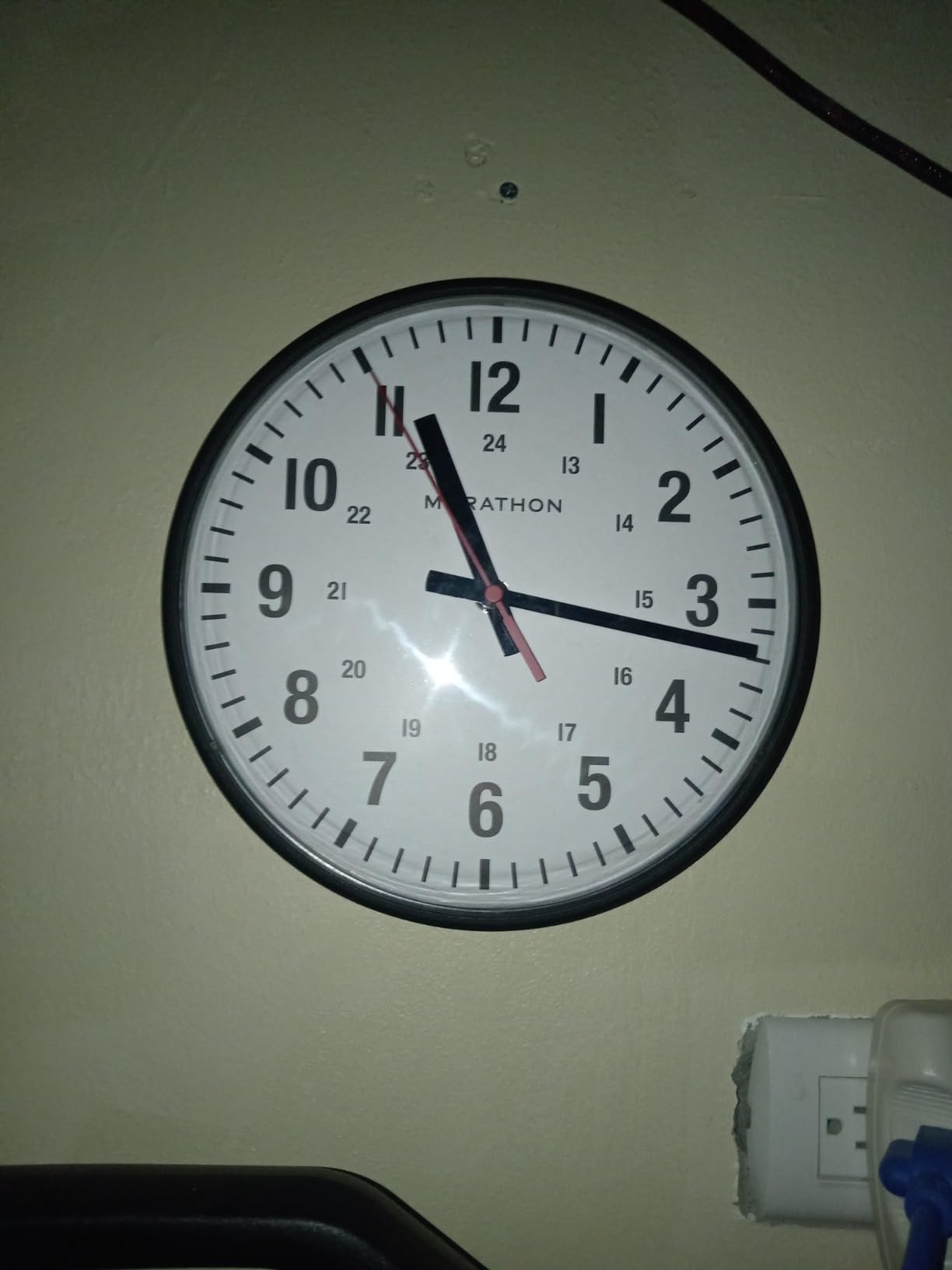 MARATHON Commercial Grade 10-Inch Silent Continuous-Sweep Analog Wall Clock with 12/24-Hour Markers, Large Easy-to-Read Numbers customer photo 1