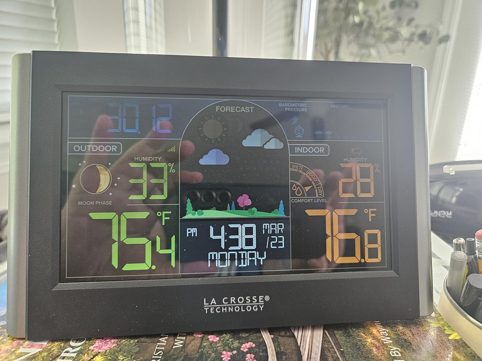 La Crosse Technology S77925-INT Wireless Color Weather Station customer photo 2