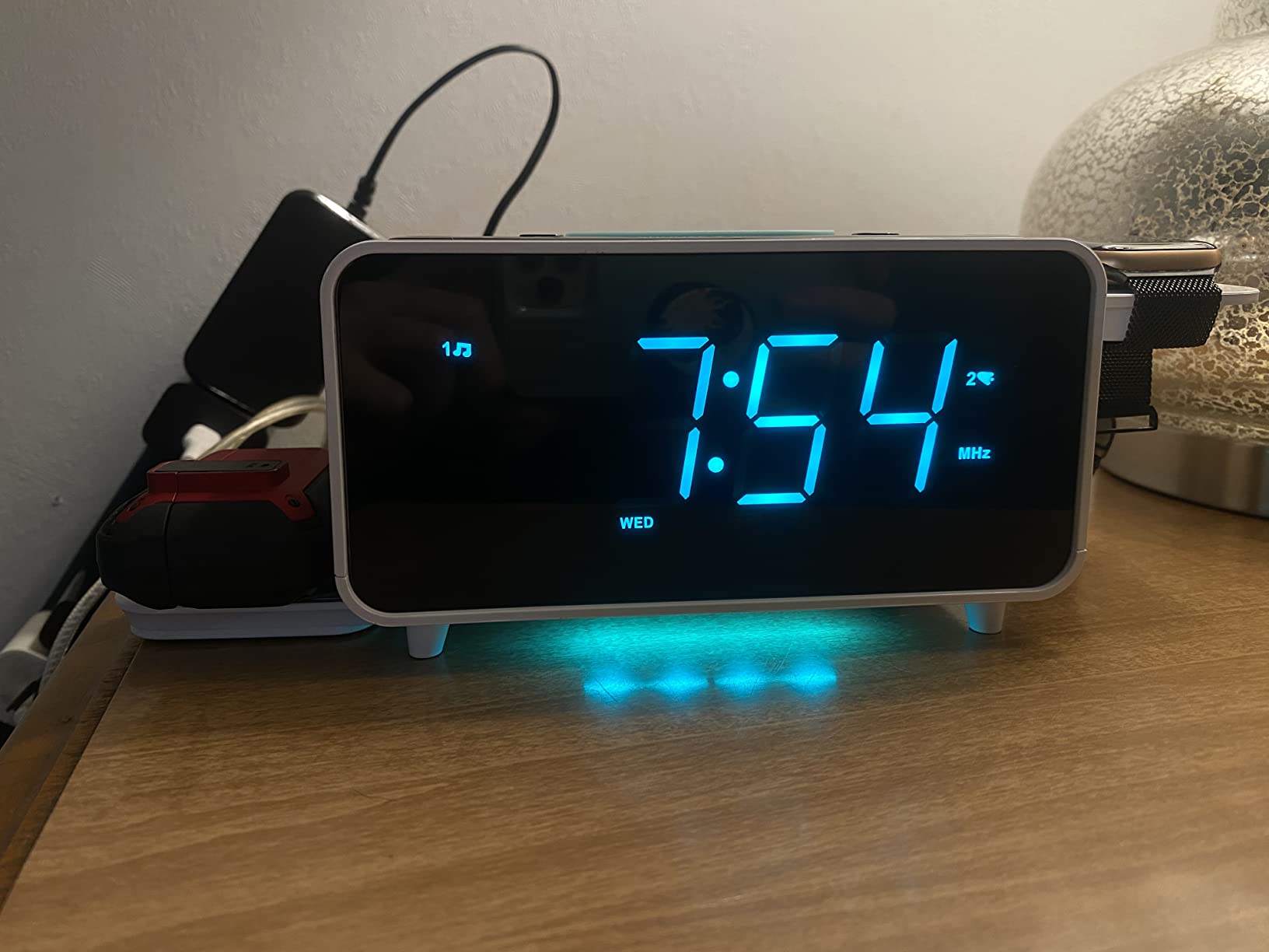 Emerson Smartset Dual Alarm Clock FM Radio with Wireless Charging, Bluetooth Speaker, Ultra Fast Charging for Airpods/iPhone, Foldable Stand, USB Charger, Adjustable LED Glow, ER100501 customer photo 2