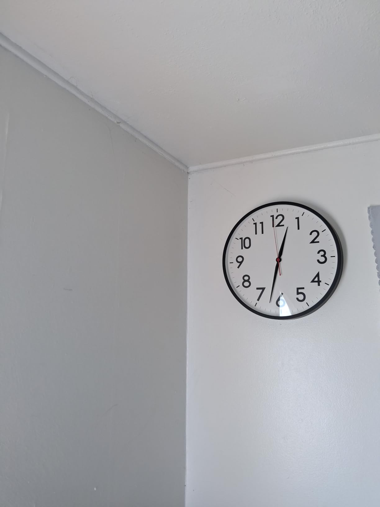 AKCISOT 12 Inch Wall Clock, Silent Battery Operated Analog Clock, Black customer photo 2