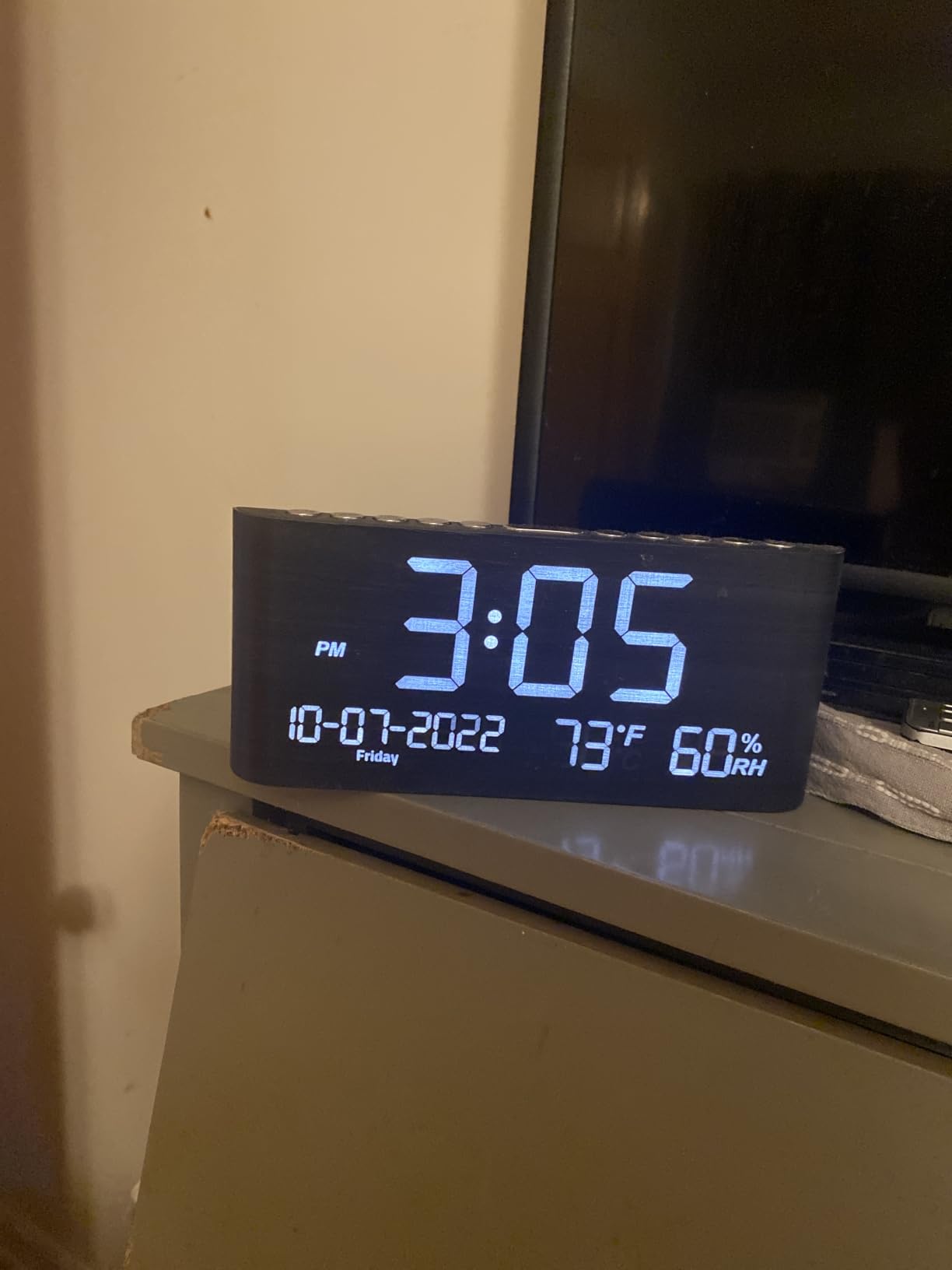 PPLEE 8.7-Inch Large Display Digital Alarm Clock, Dual Alarms & 2 USB | Day, Date, Temperature & Humidity Display, Adjustable Brightness, Snooze and Dual USB Charging for Bedroom and Heavy Sleepers customer photo 1