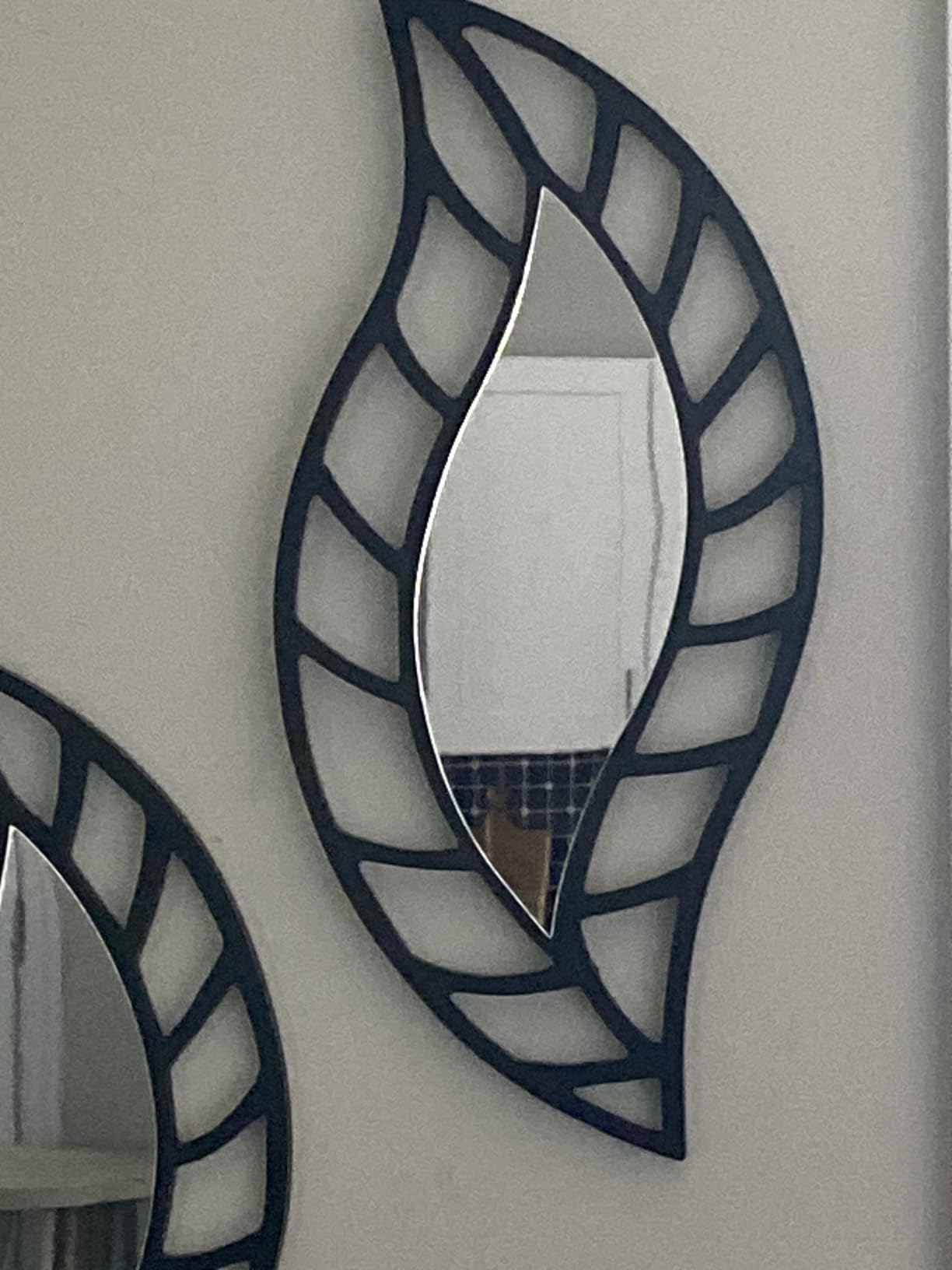 Roowest 2 Pcs Decorative Mirror Wall Decor Leaf Teardrop Mirror Wall Mounted Decorations for Living Room Bedroom Bathroom Vanity Entryway Office(Black) customer photo 2