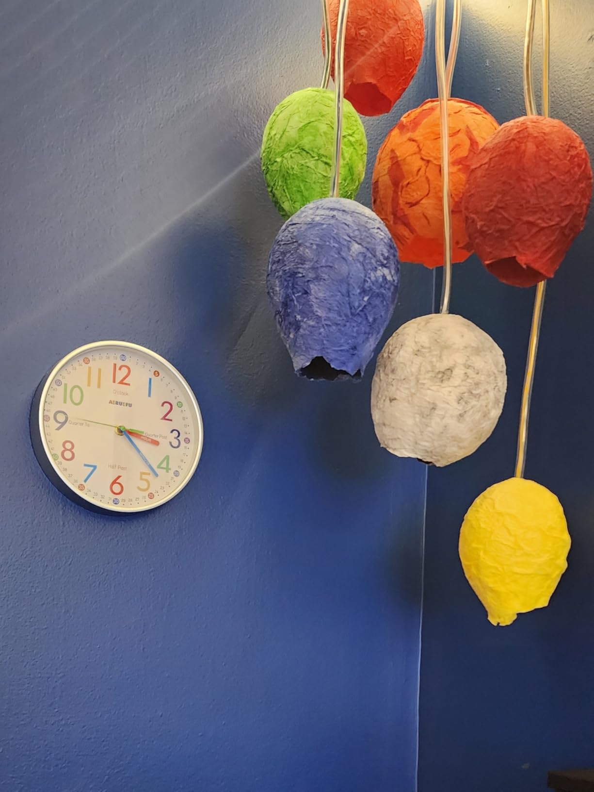 AIRUIFU Wall Clock for Kids Learning to Tell Time, 12 Inch Silent Analog Clock customer photo 2