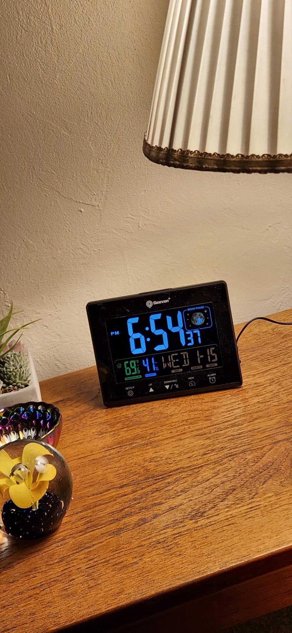 Geevon Digital Atomic Alarm Clocks with 2 USB Ports for Seniors Elderly | Battery Color VA Display Wall Clock with Indoor Temperature and Humidity, DST, Calendar, and Moon Phases for Bedrooms customer photo 2