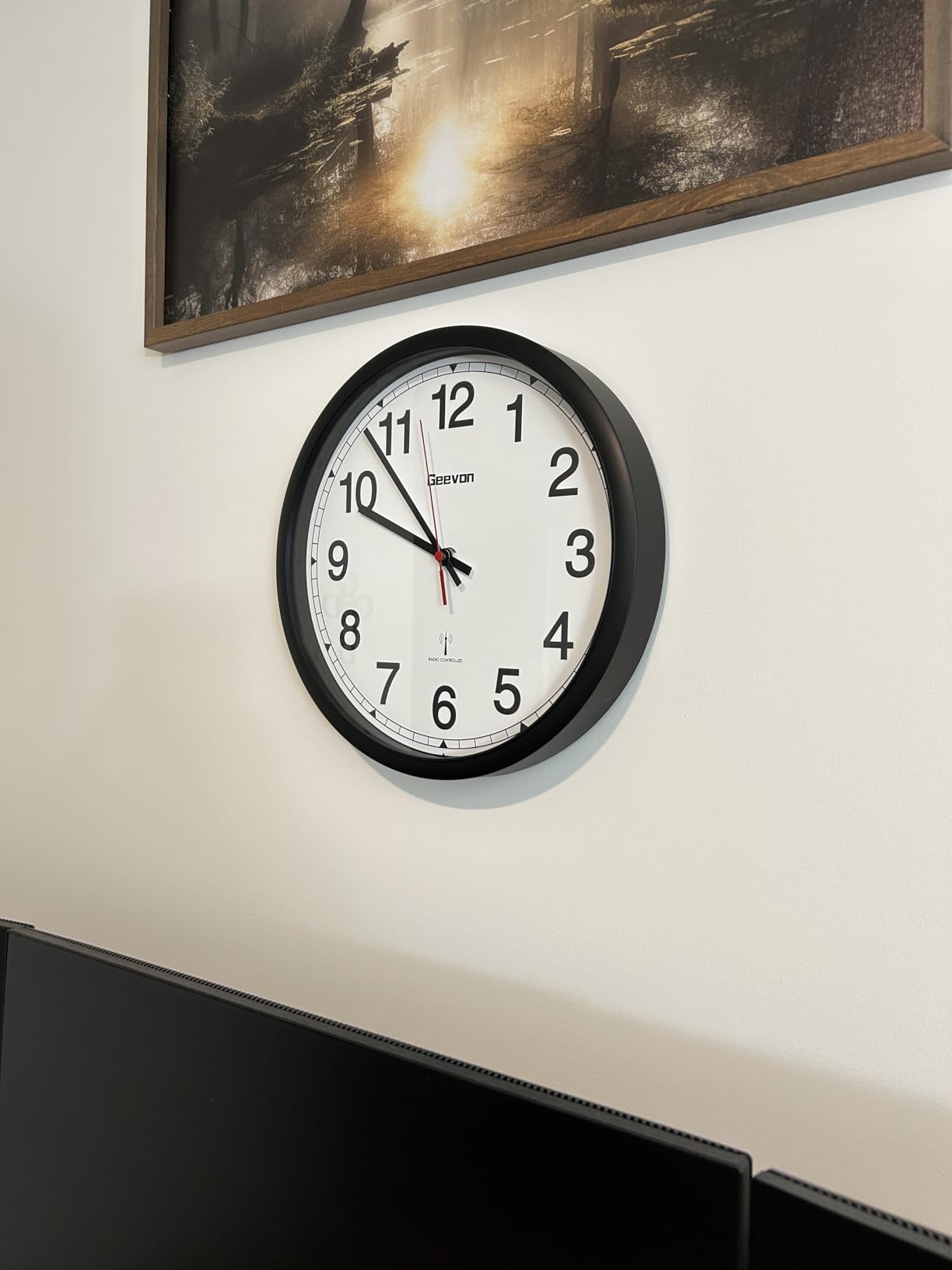 Geevon 12 Inch Atomic Wall Clock - Self-Setting Analog Clock with Automatic Time Sync - Battery Operated for Home Office School - Silver Frame customer photo 1