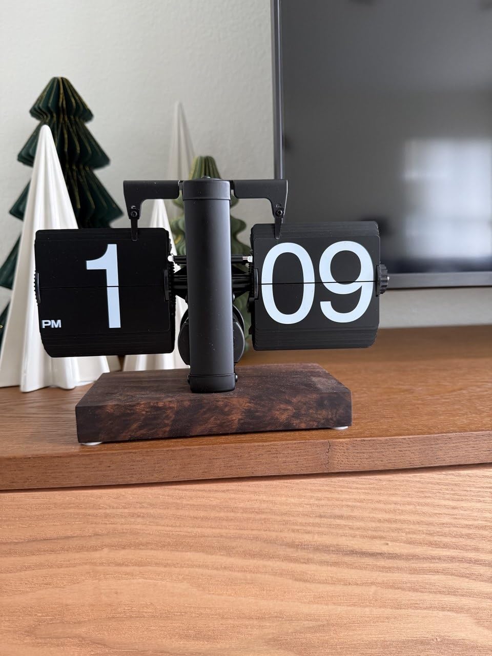VBESTLIFE Retro Digital Flip Down Clock, Battery Powered Internal Gear Operated Clock, Classic Mechanical, Black Walnut Base, for Home & Office Decor (Black) customer photo 1