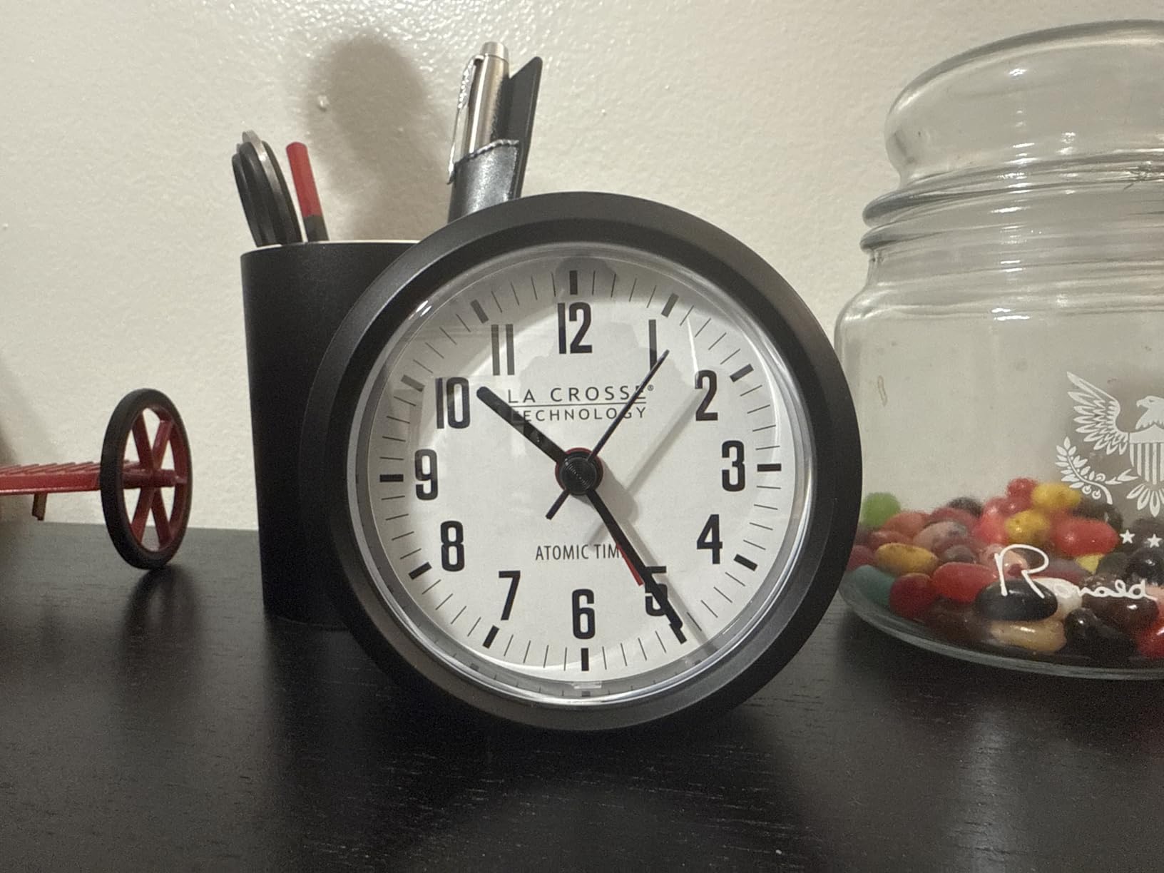 La Crosse Technology 617-710B-INT 4-Inch Round Black Atomic Analog Alarm Clock customer photo 1