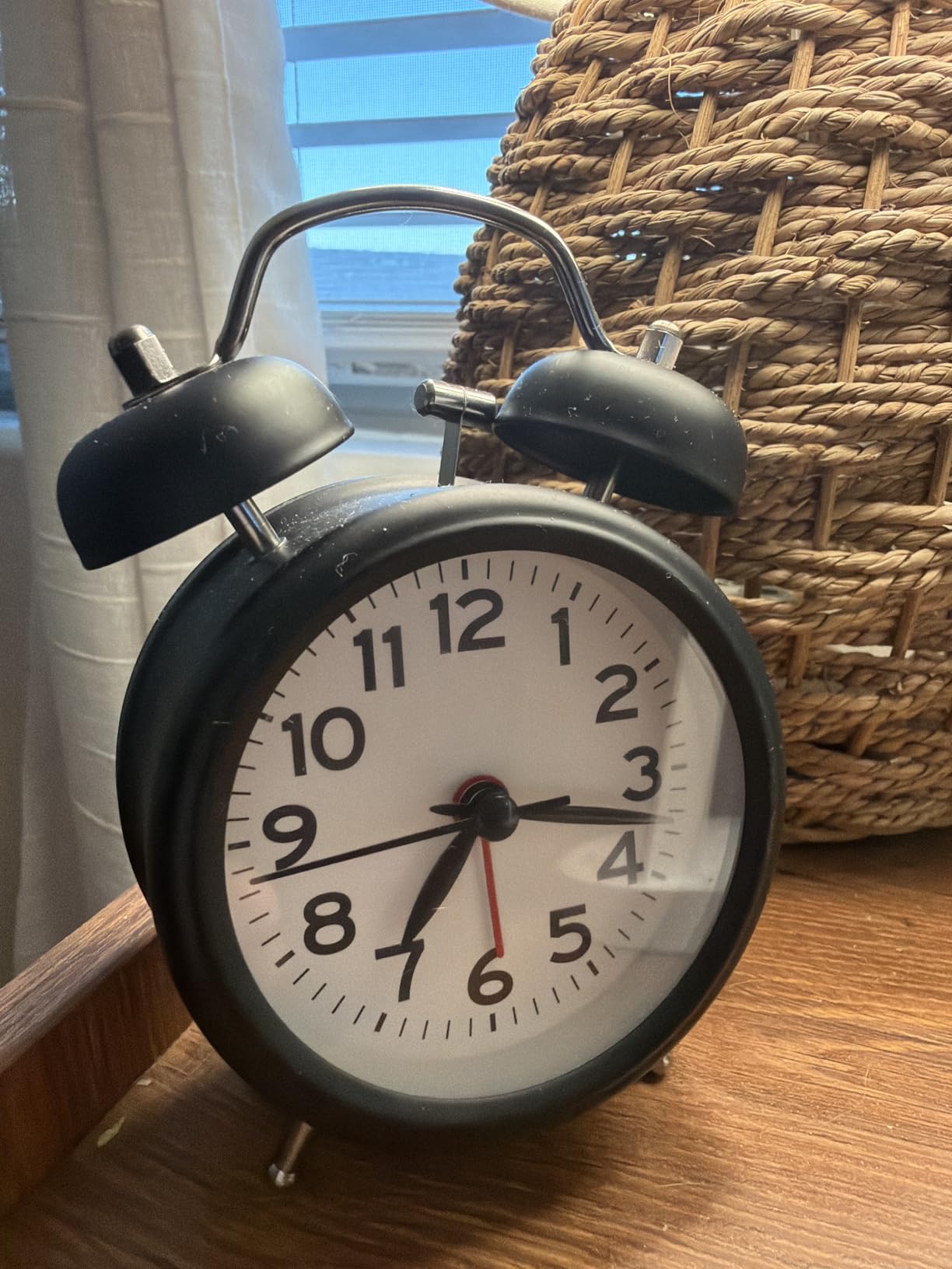 AKCISOT Loud Alarm Clock for Heavy Deep Sleepers, 4.5 Inches Analog Metal Twin Bell Clocks Battery Operated with Backlight for Bedroom Bedside, Old Fashioned for Desk Home Decoration (Black) customer photo 2