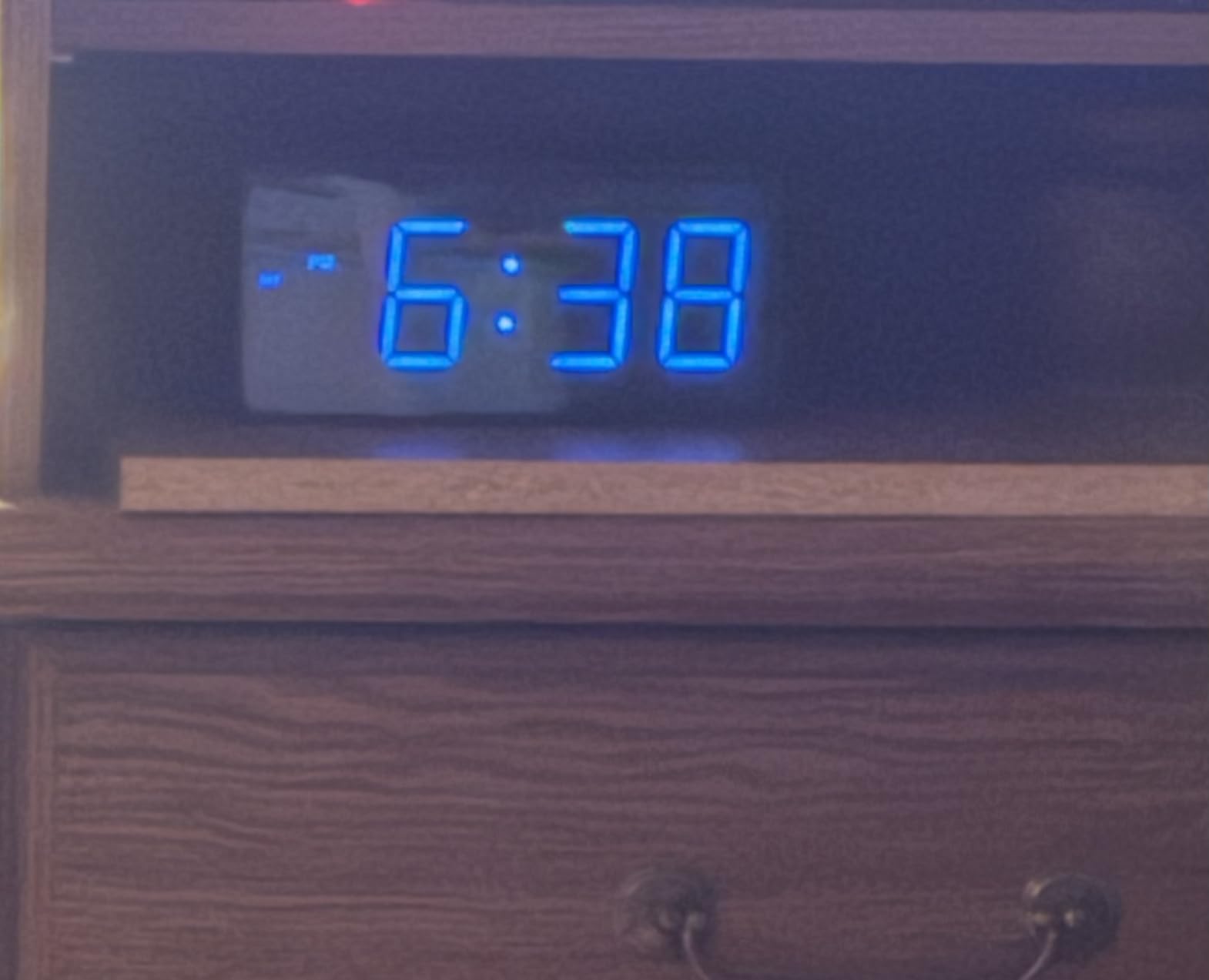 Peakeep Battery Operated Digital Alarm Clock for Bedrooms Big Numbers | Cordless Large Display Auto/Manual Dimmer, Volume Adjustable, Dual Power Supply customer photo 1