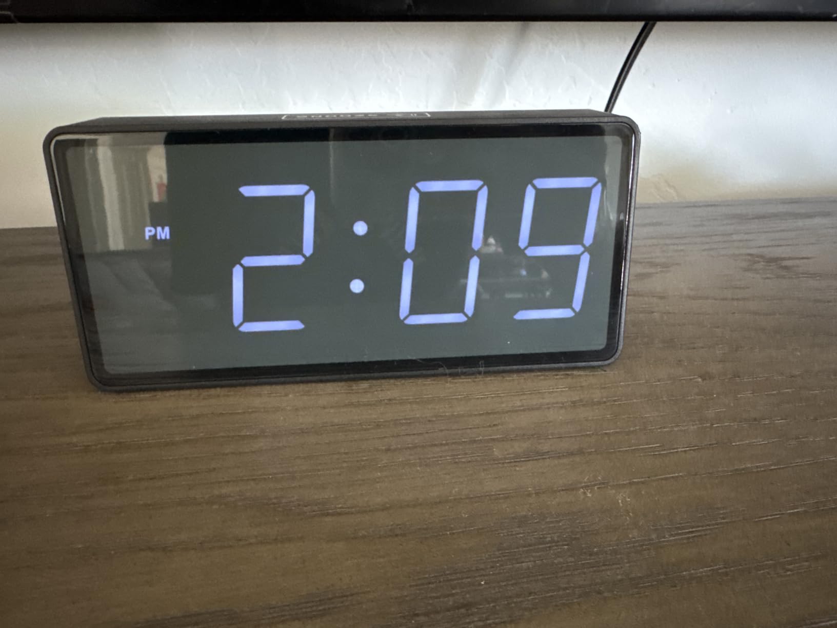 Peakeep Battery Operated Digital Alarm Clock for Bedrooms Big Numbers | Cordless Large Display Auto/Manual Dimmer, Volume Adjustable, Dual Power Supply customer photo 2