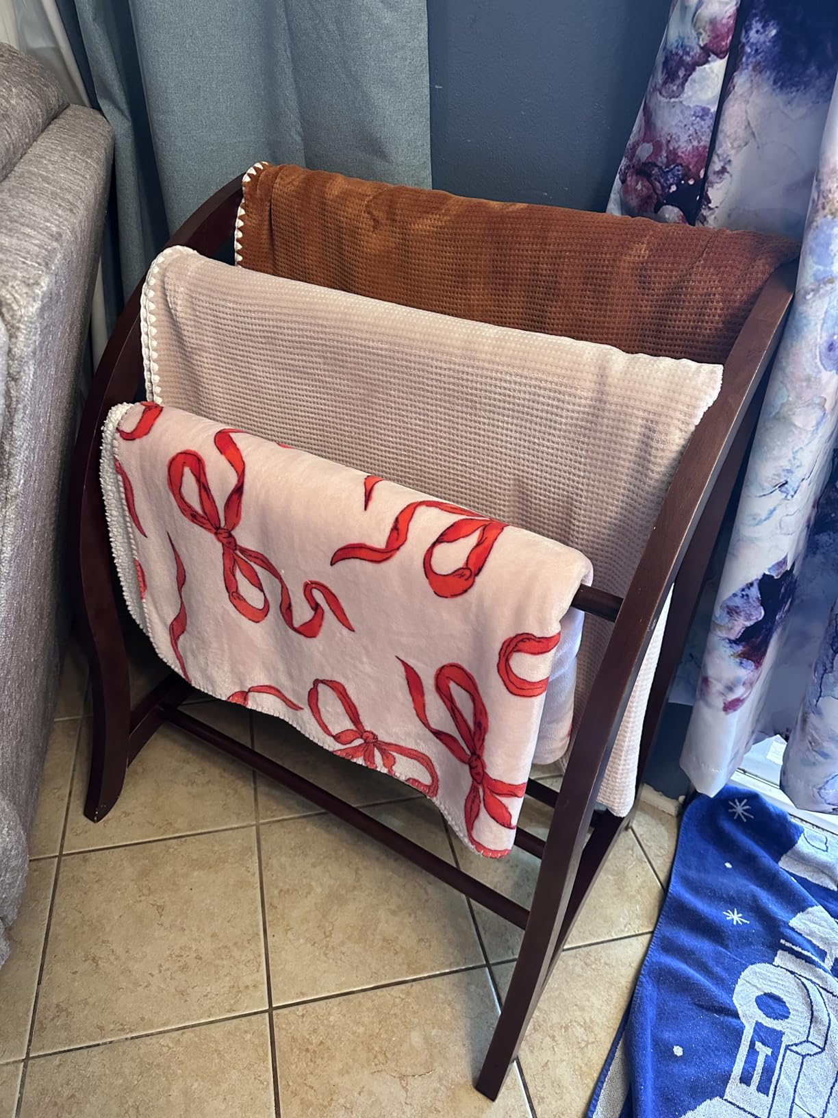 Winsome Wood Quilt Rack with 3 Rungs, Antique Walnut (94036) customer photo 1