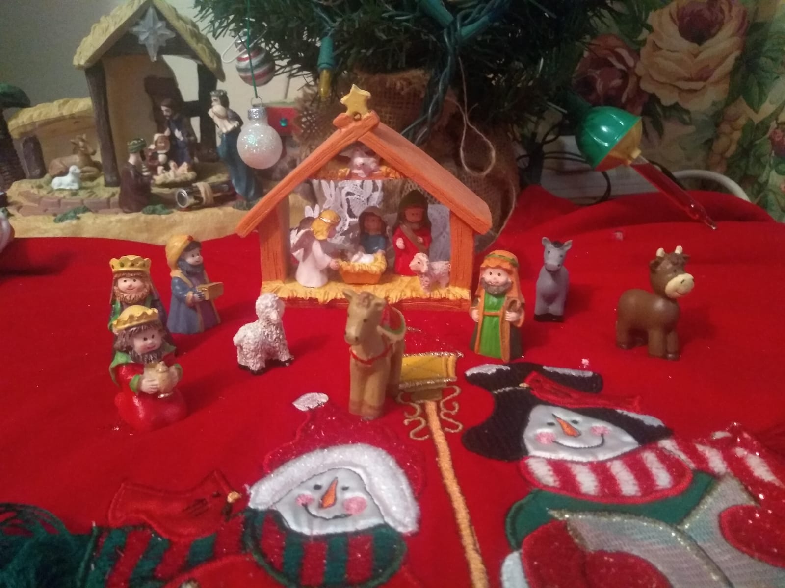 Fun Express Mini Christmas Nativity Set Stable with Jesus Mary Joseph Wisemen - 9 Pieces Red, Blue, Green, Beige, Brown customer photo 1
