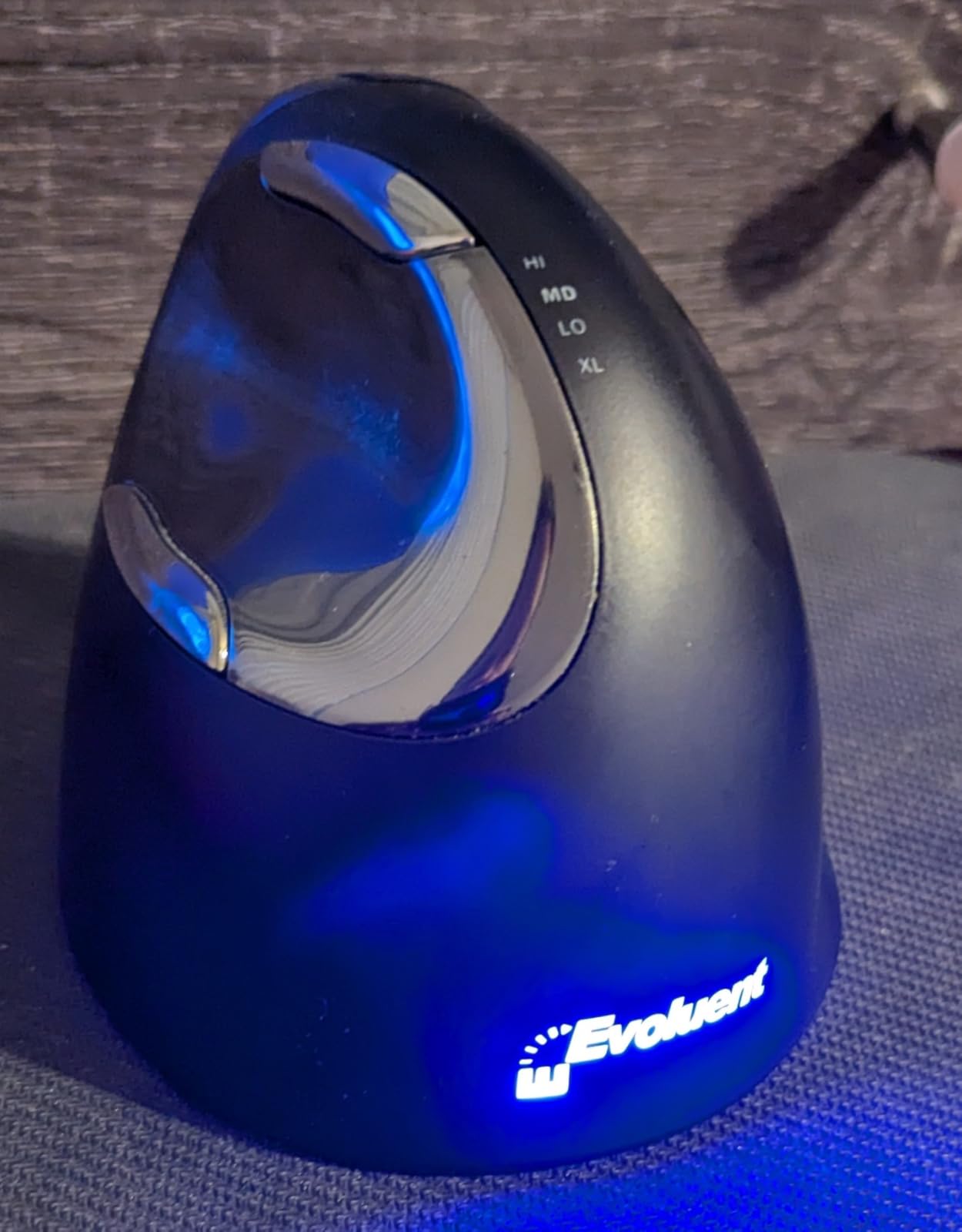 Evoluent – Inventor of the Vertical Mouse – VM4RW Ergonomic Vertical Mouse Right Hand Regular Size Wireless USB, Sculpted for Comfort, Reduces Wrist Strain, 4 Speeds, 6 Customizable Buttons in Windows customer photo 2