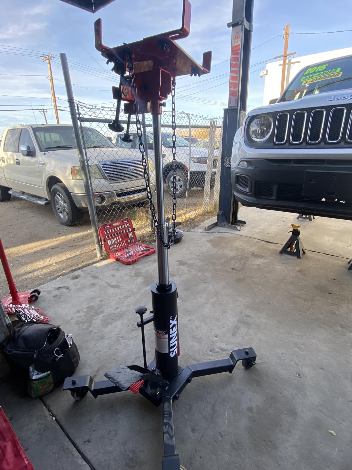 Sunex Tools 7793B 1,000 lb Telescopic Transmission Jack, Hydraulic, Foot Pump Operated, Tilt Saddle with Chain Tie-Down, 74.2 in Max Height customer photo 1