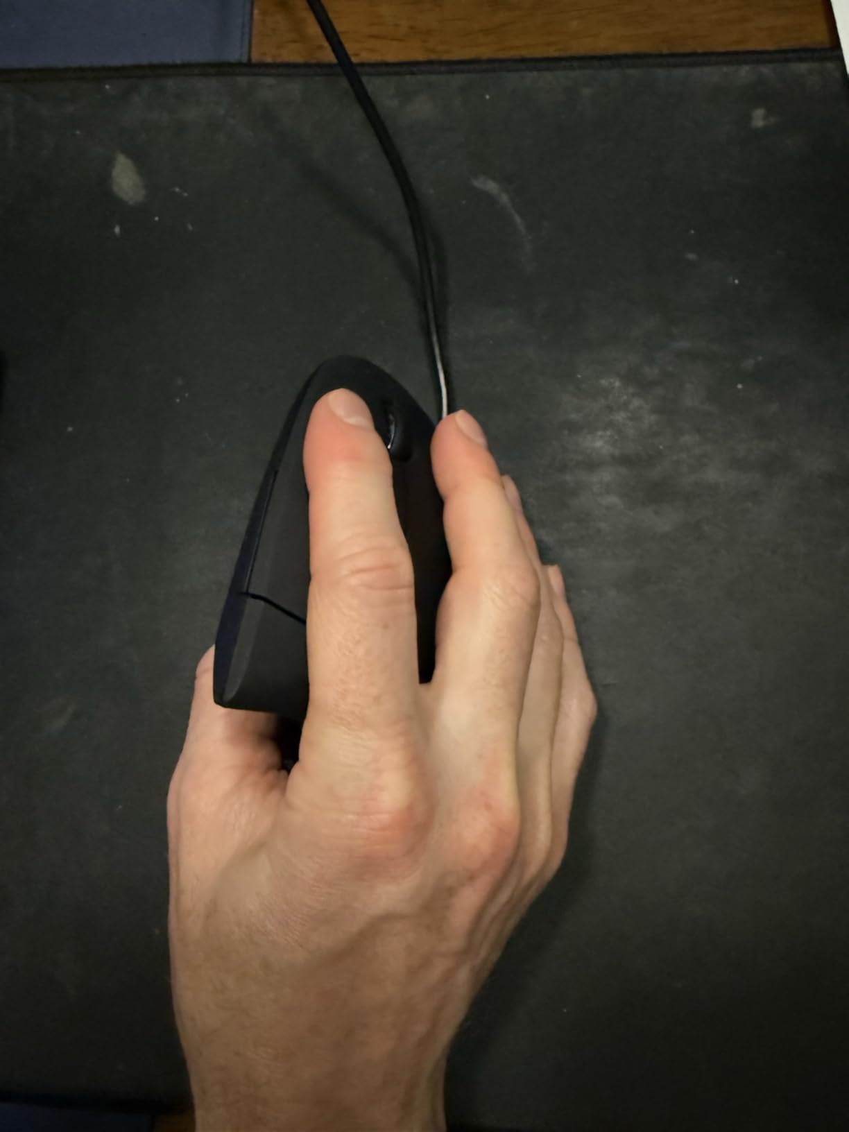 Anker USB Wired Vertical Mouse, Ergonomic Mouse for Computer and Laptops customer photo 2