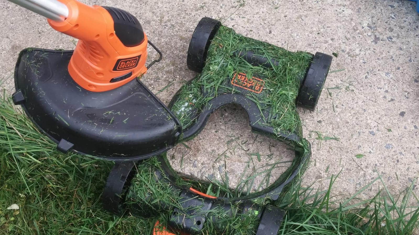 BLACK+DECKER Weed Eater, Lawn Edger and Cordless Lawn Mower 3 in 1 Combo, Includes (2) Batteries, Charger, 12 Inch Battery Powered String Trimmer and Lawnmower, Adjustable Length and Height (MTC220) customer photo 2