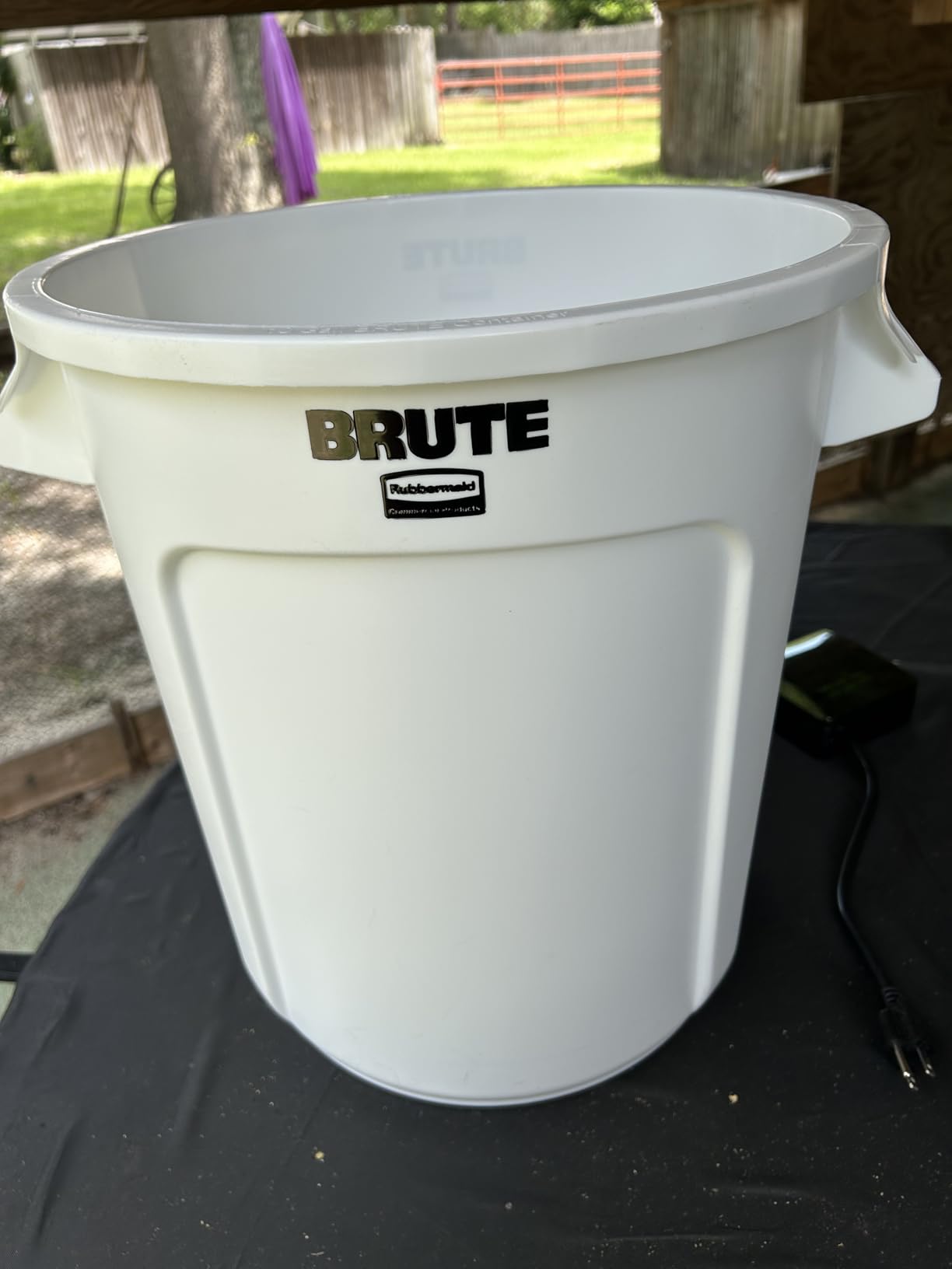 Rubbermaid Commercial Products BRUTE Heavy-Duty Round Trash/Garbage Can, 20-Gallon, Blue, Outdoor Waste Container for Landscapers/Construction/Restaurants/Back of House/Offices/Warehouses customer photo 1