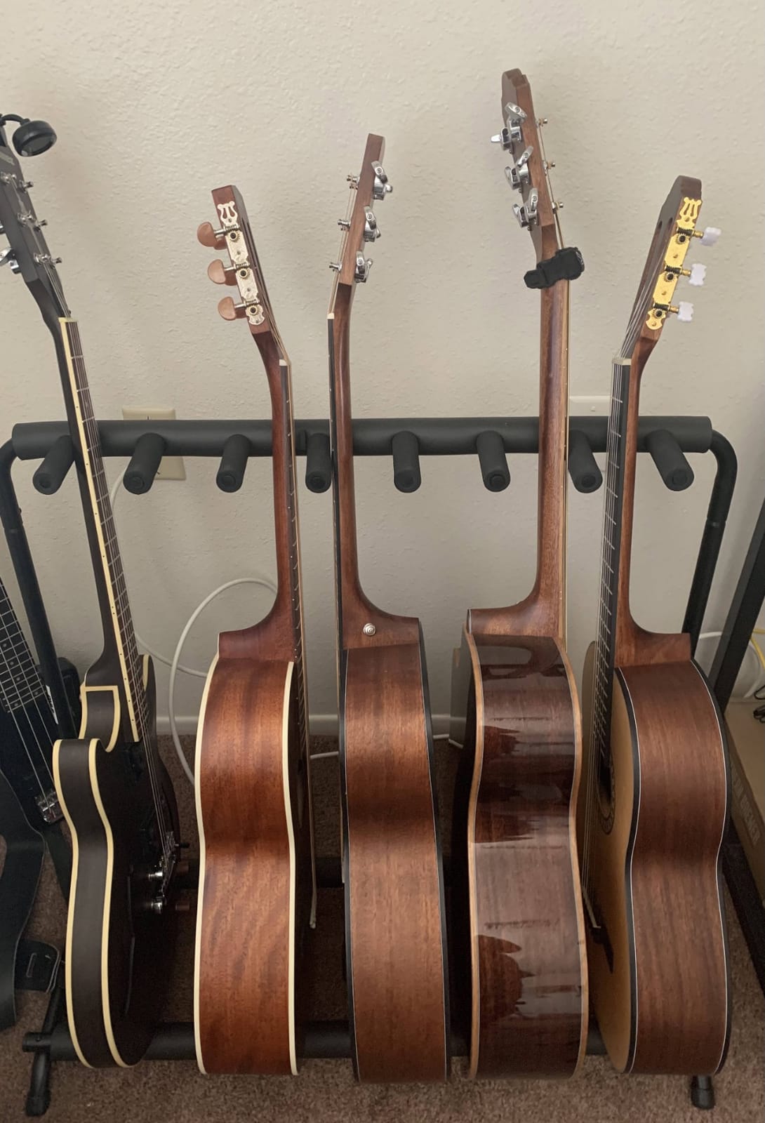 Pyle 7 Slot Multi-Guitar Stand – Universal Guitar Floor Rack for Electric, Acoustic, Bass Guitars, Ukuleles & Cases – Portable, and Protective with No-Slip Non-Scratch Padding – Black display rack customer photo 1