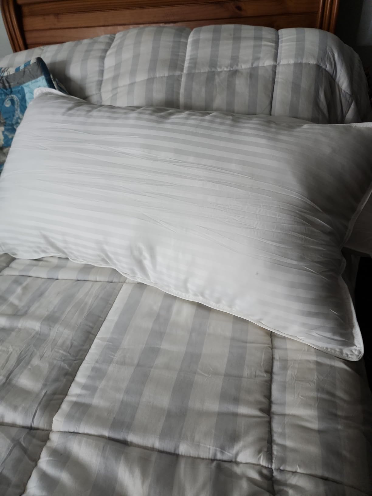 Utopia Bedding Hotel Bed Pillows for Sleeping, Pillows Queen Size Set of 2 | Down alternative pillows, cooling hotel quality, luxury comfort for back, side & stomach sleepers, Premium Stripes, White customer photo 1