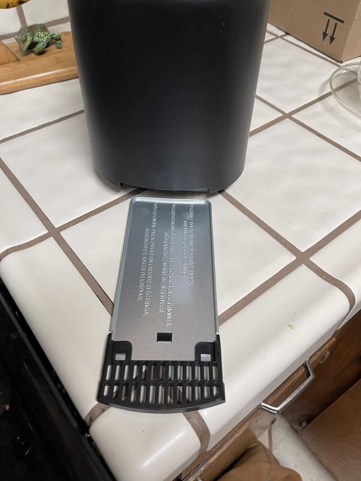 Amazon Basics 2 Slice Toaster, Extra Wide Slots for Bagels, 6 Browning Settings, Removable Crumb Tray, Defrost/Cancel/Bagel Buttons, Cord Wrap, 900W, Black & Silver customer photo 1