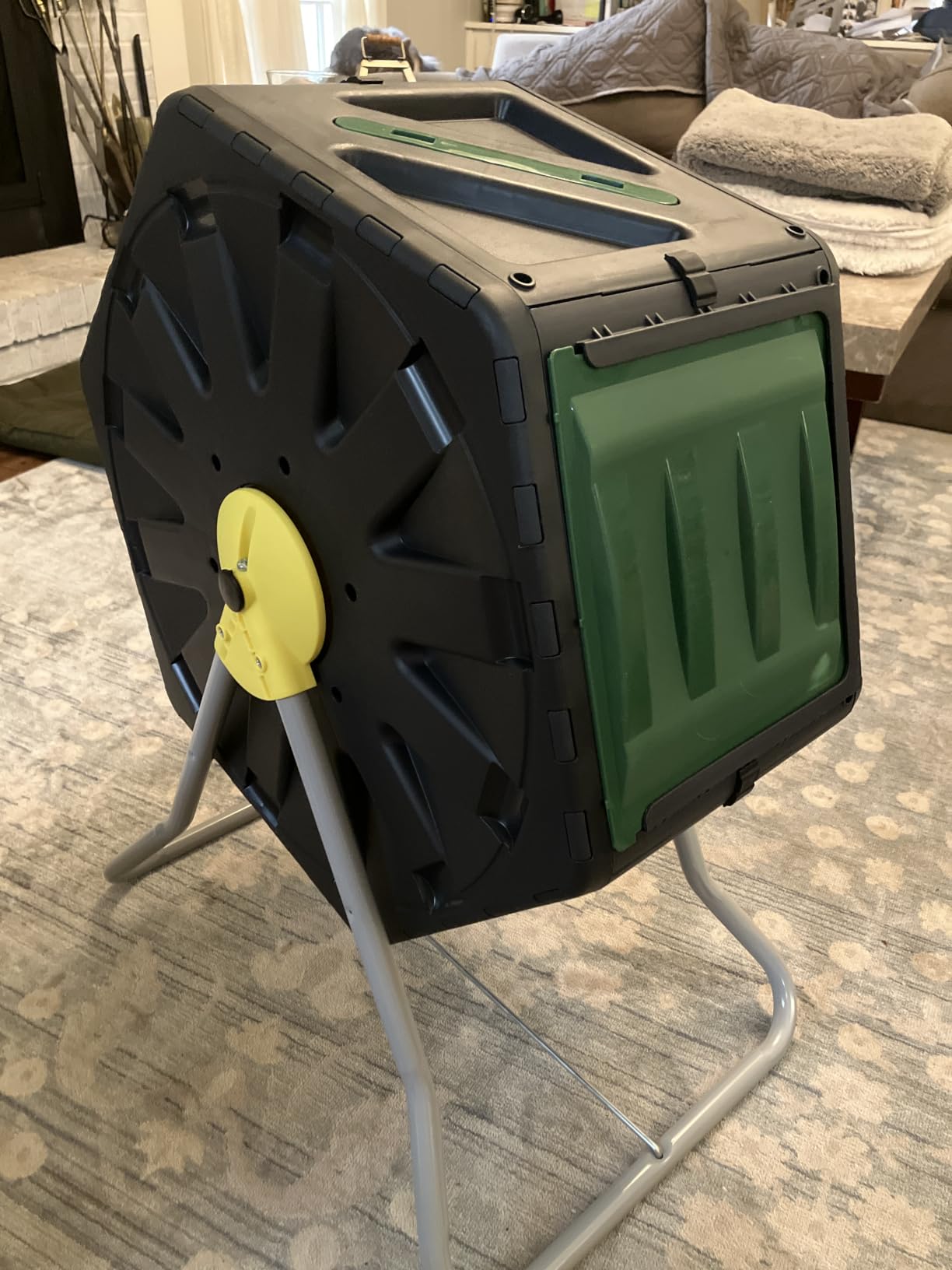 Miracle-Gro Compost Tumbler Single Chamber – Easy-Turn Composter Tumbler Outdoor for Fast Composting – Heavy-Duty Composting Bin with 1 Sliding Door (18.5 Gallon / 70 Liter) customer photo 1