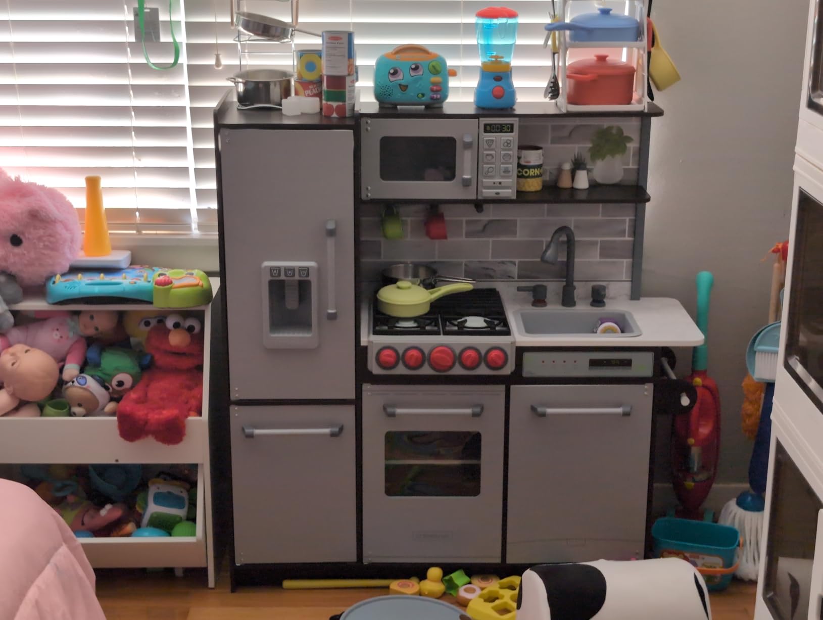 KidKraft Uptown Elite Espresso Play Kitchen with EZ Kraft Assembly™, Lights and Sounds, Working Ice Maker and Click and Turn Knobs, Gift for Ages 3+ customer photo 2