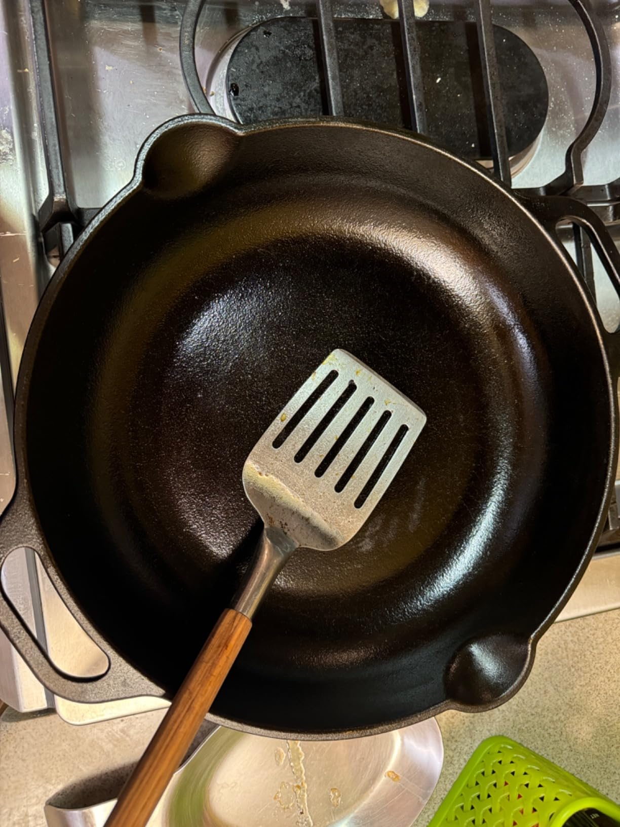 Victoria 13-Inch Cast Iron Skillet, Pre-Seasoned Cast Iron Frying Pan with Long Handle, Made in Colombia customer photo 2