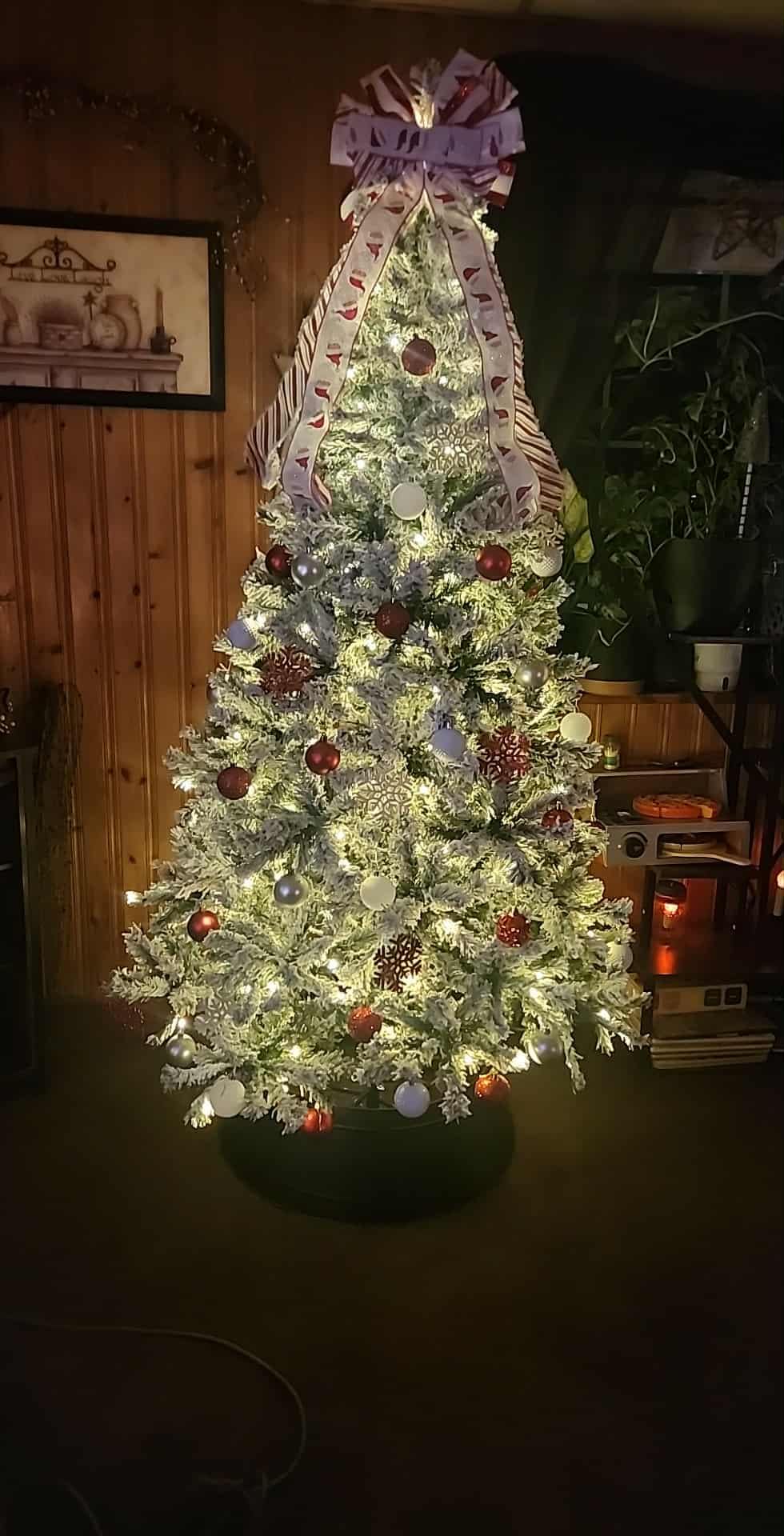 Best Choice Products 6ft Pre-Lit Artificial Christmas Tree Twinkling LEDs, Snow Flocked Design Pine Tree, Full Appearance Lighted Snowy w/Easy Assembly, 250 Lights, 928 Tips Metal Stand customer photo 1