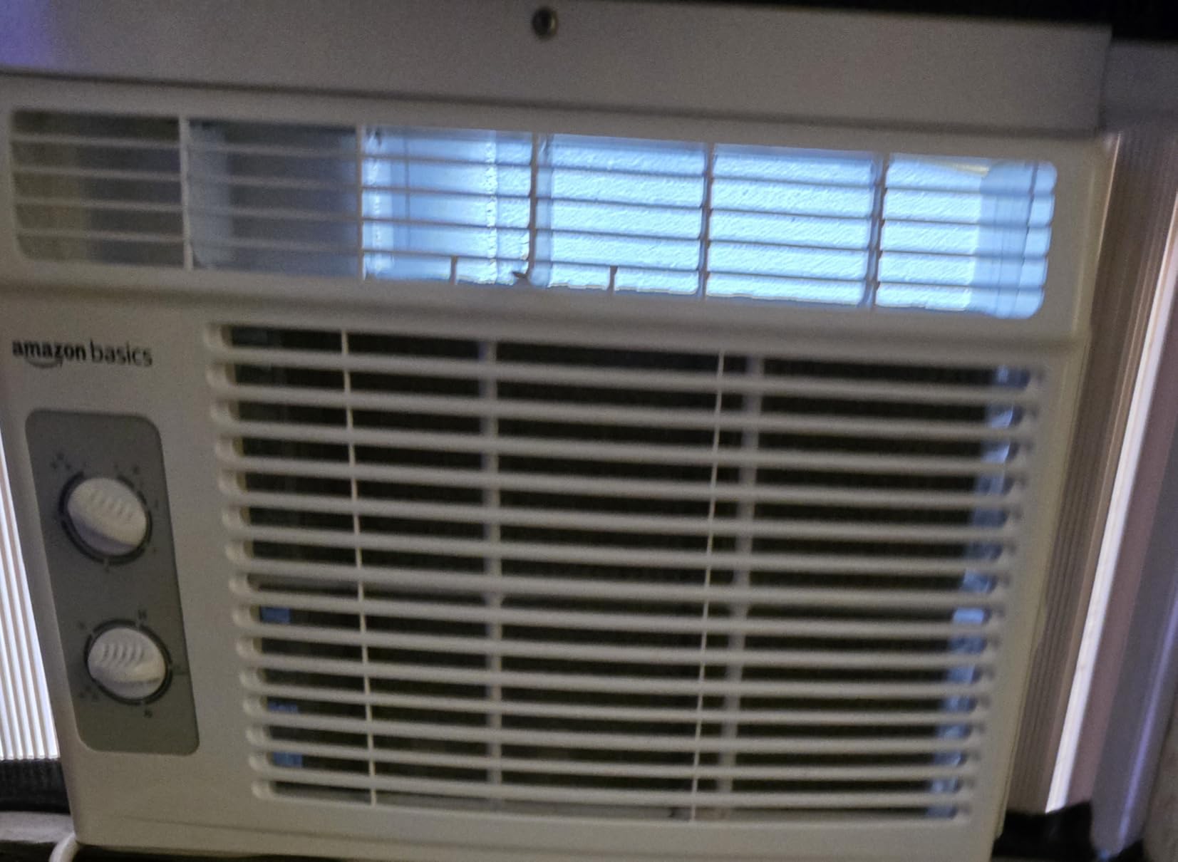 Amazon Basics 5000-BTU Window Air Conditioner with Quiet Operation, Up to 150 Sqf, Cool and Fan Functions, Washable Filter, Adjustable Window Kit, Intuitive Mechanical Controls, for Small Room, White customer photo 1