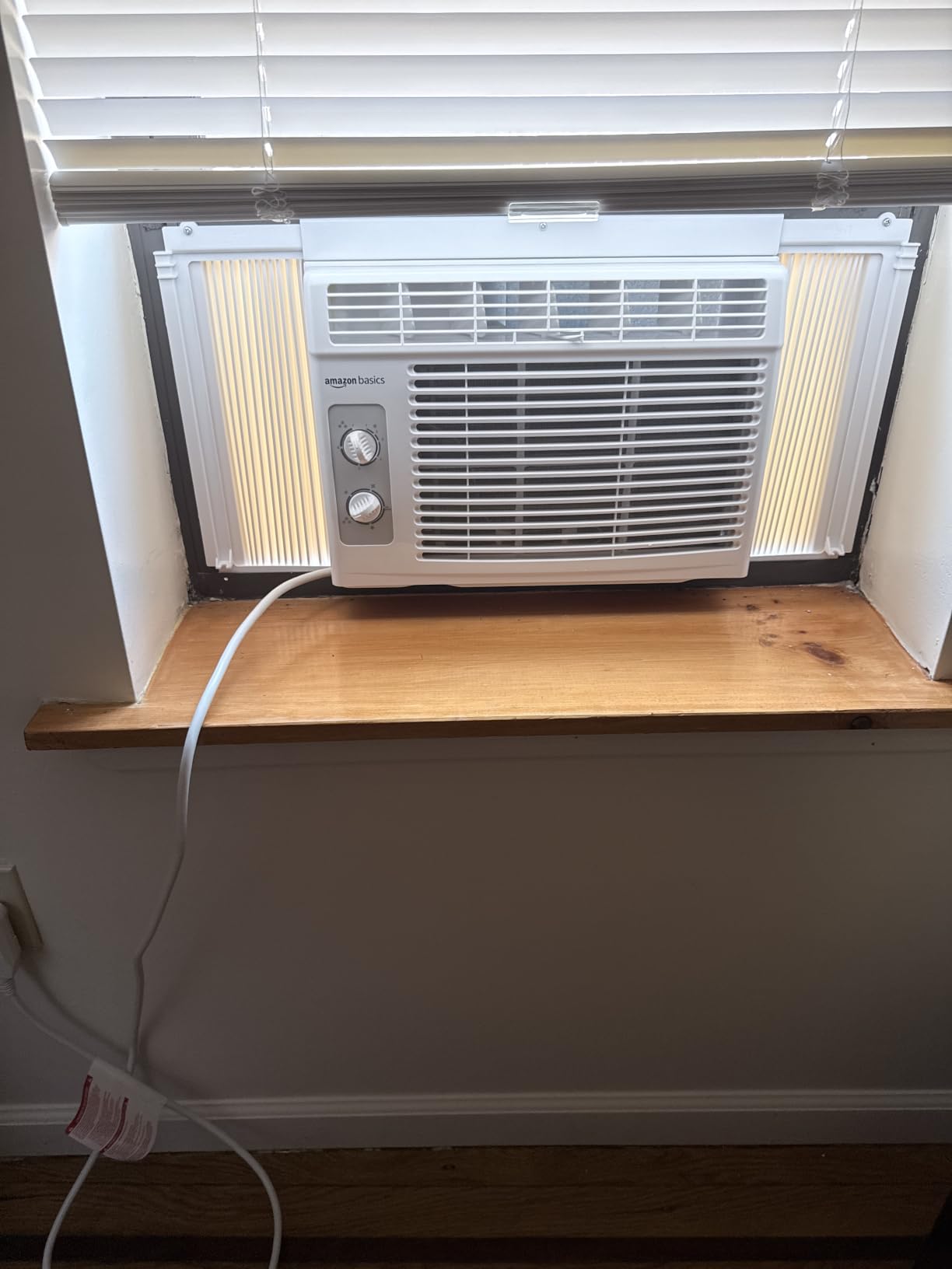 Amazon Basics 5000-BTU Window Air Conditioner with Quiet Operation, Up to 150 Sqf, Cool and Fan Functions, Washable Filter, Adjustable Window Kit, Intuitive Mechanical Controls, for Small Room, White customer photo 2