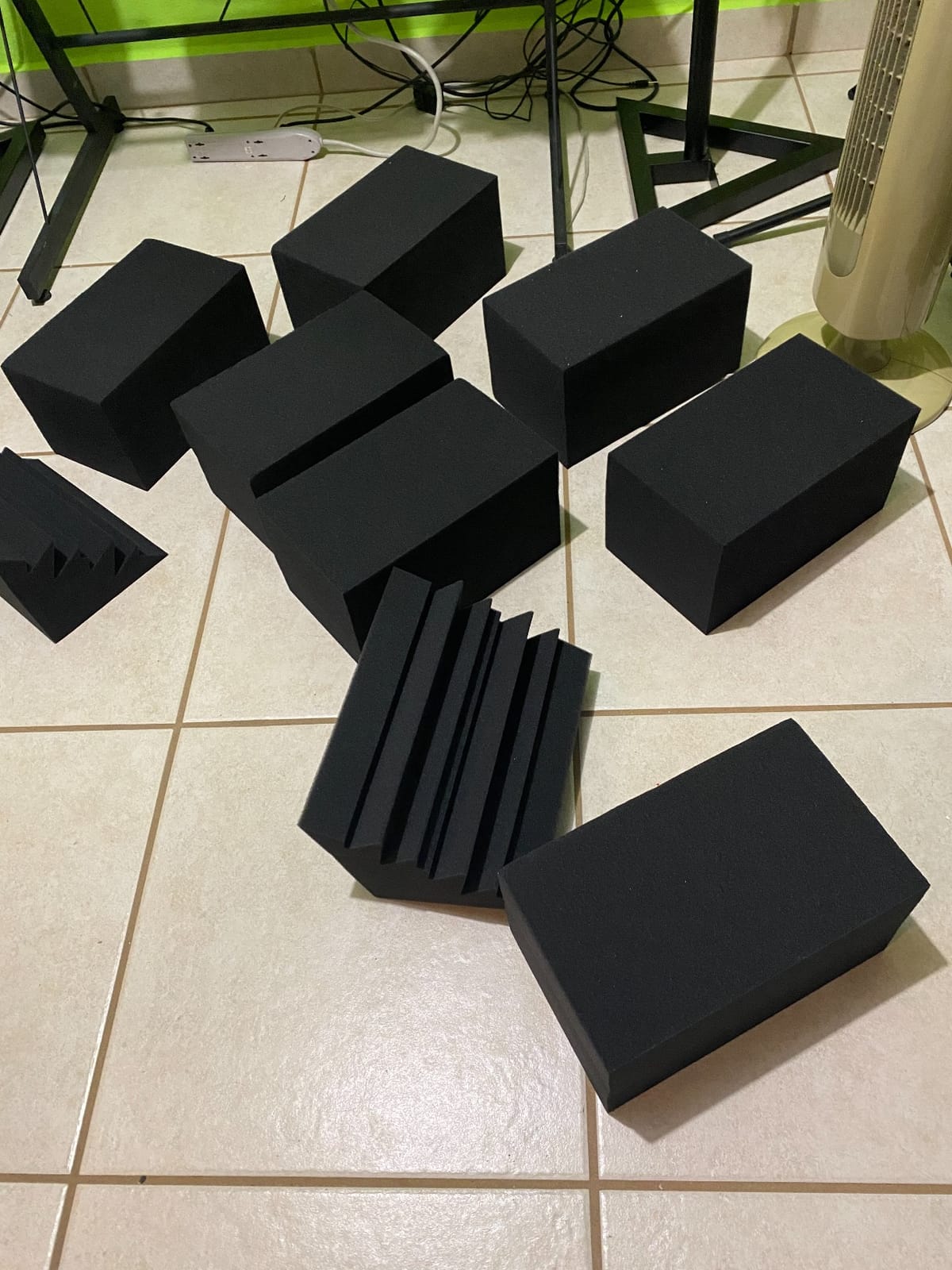 JBER 4Pack Acoustic Foam Corner Bass Traps, Studio Foam Corner Block Finish customer photo 2