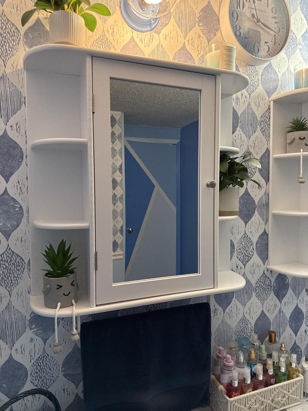 Tangkula Bathroom Medicine Cabinet with Mirror, Modern Wall Mounted Space-Saving Storage Organizer with Mirrored Door, 4 Internal Shelves & 6 Open Side Shelves, Bathroom Wall Cabinet (White) customer photo 2