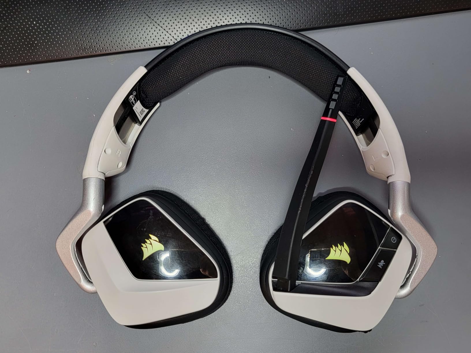 Corsair Void RGB Elite Wireless Gaming Headset – 7.1 Surround Sound – Omni-Directional Microphone – Microfiber Mesh Earpads – Up to 40ft Range – iCUE Compatible – PC, Mac, PS5, PS4 – White customer photo 1