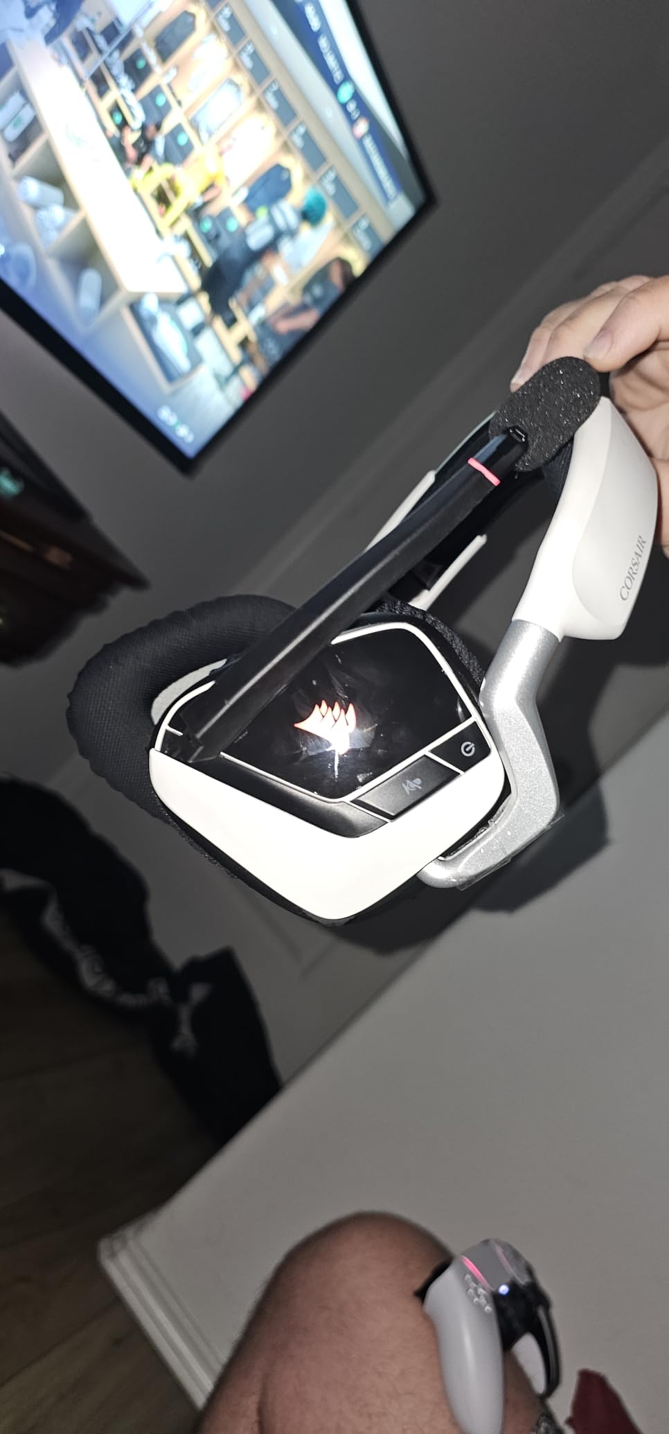 Corsair Void RGB Elite Wireless Gaming Headset – 7.1 Surround Sound – Omni-Directional Microphone – Microfiber Mesh Earpads – Up to 40ft Range – iCUE Compatible – PC, Mac, PS5, PS4 – White customer photo 2