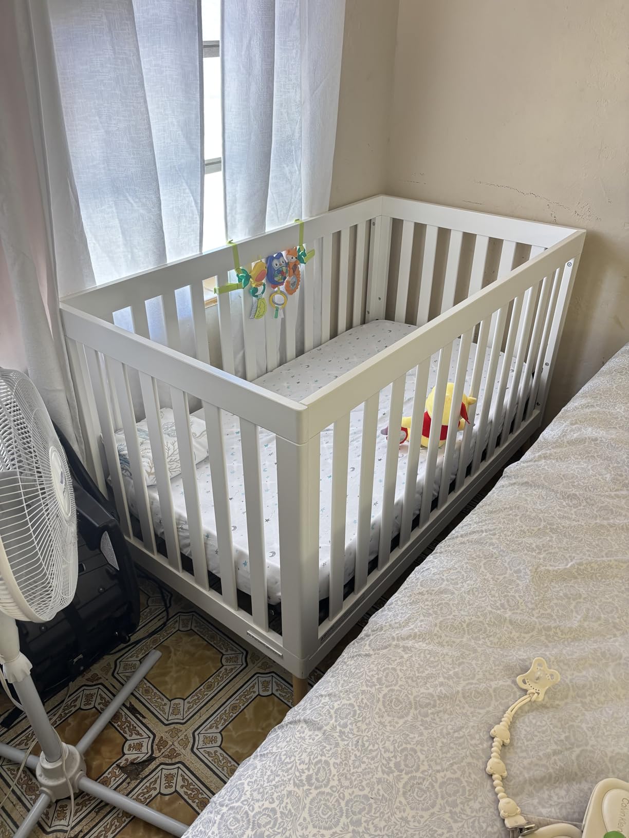 Delta Children Essex 4-in-1 Convertible Baby Crib, Bianca White with Natural Legs customer photo 1
