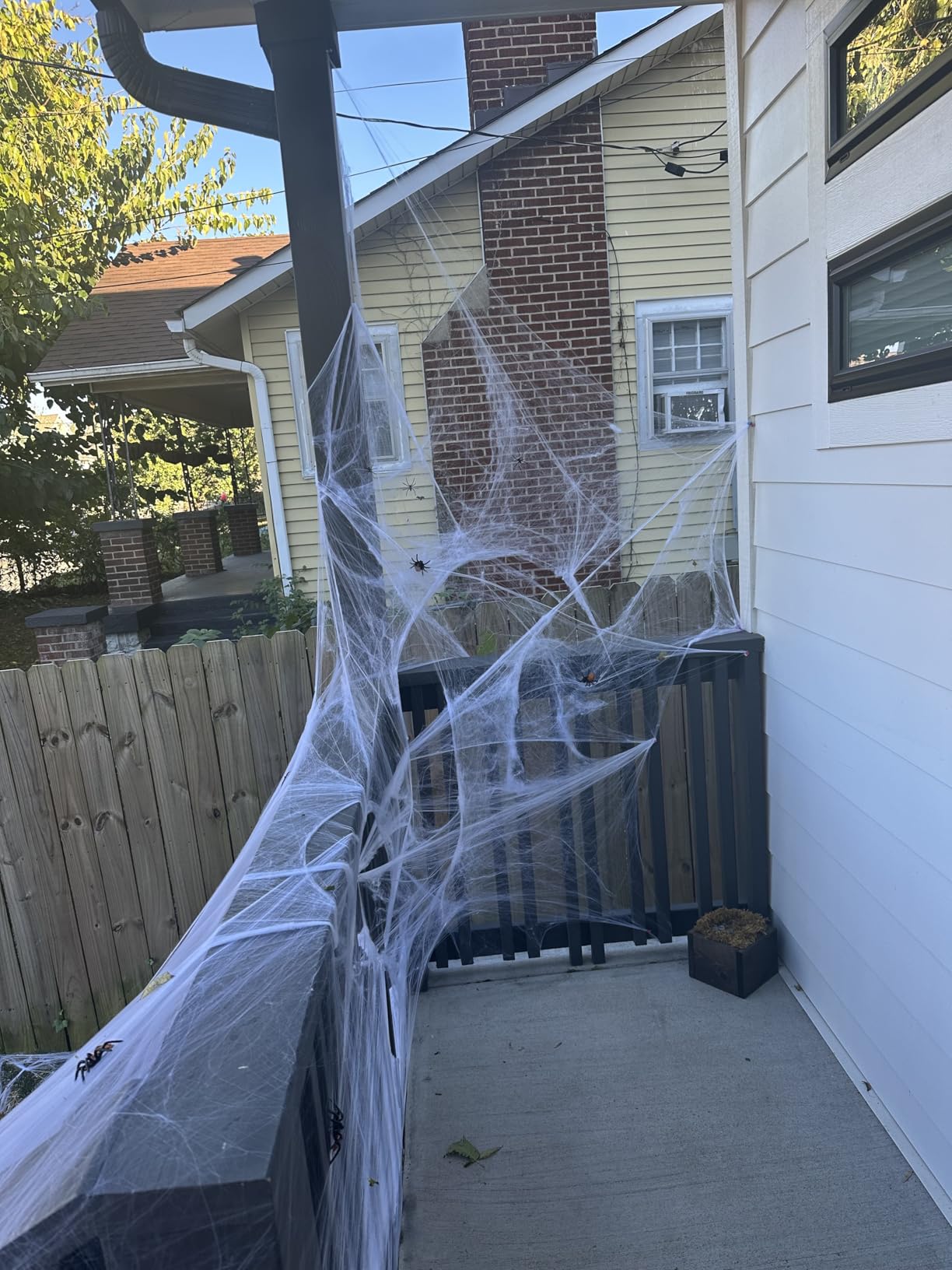 ZPISF 1400 sqft Halloween Spider Webs Decorations with 150 Extra Fake Spiders, Super Stretchy Cobwebs for Halloween Decor Indoor and Outdoor customer photo 2